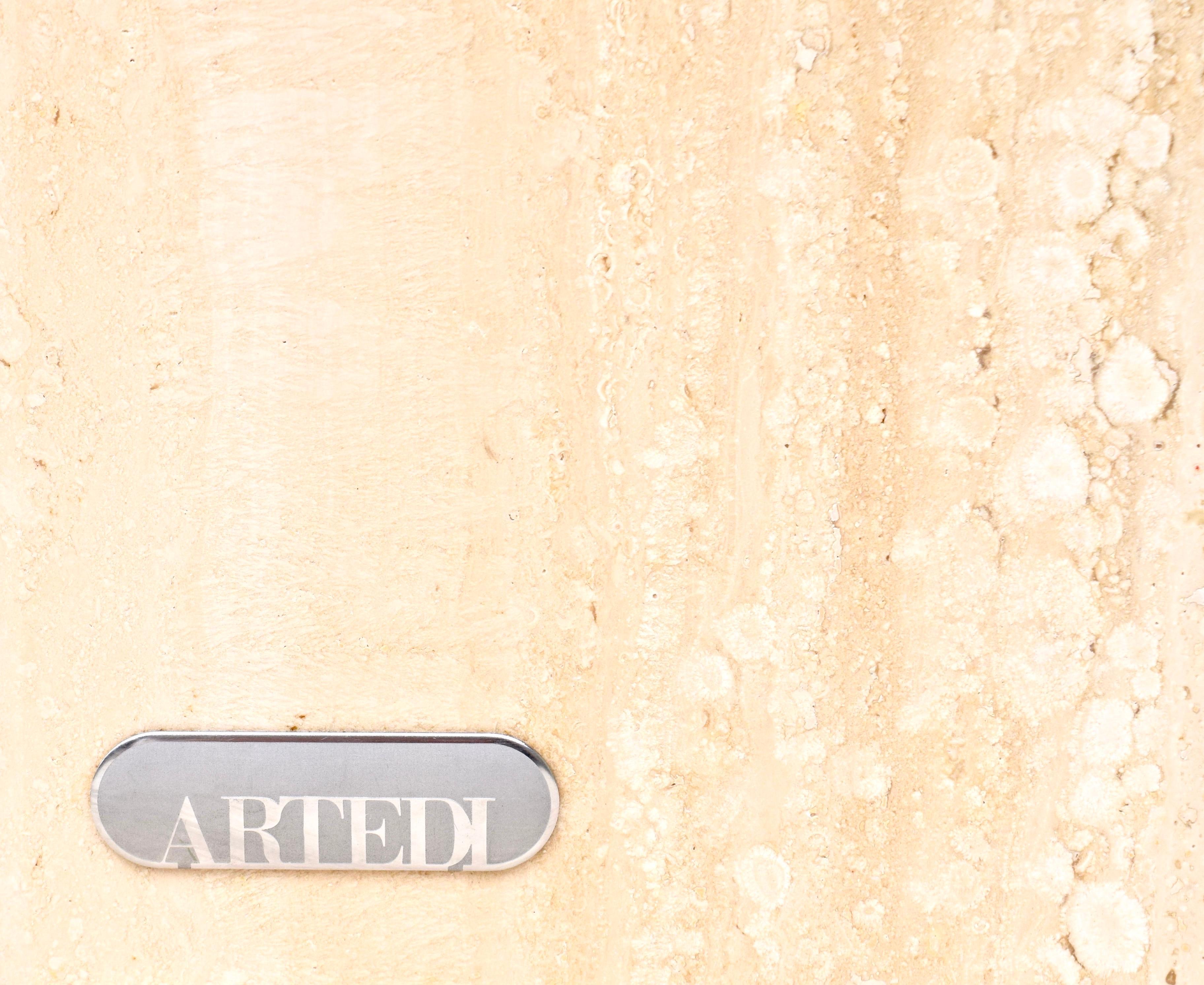 Laiton Artedi Nero Tables d'appoint en marbre travertin, paire en vente