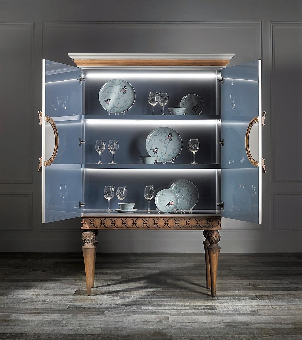 The Artedo cabinet is an eclectic piece that effortlessly combines contrasting styles, resulting in an original design with a unique character perfect for any ambiance. The classical details on the base and the carved legs, together with the crown