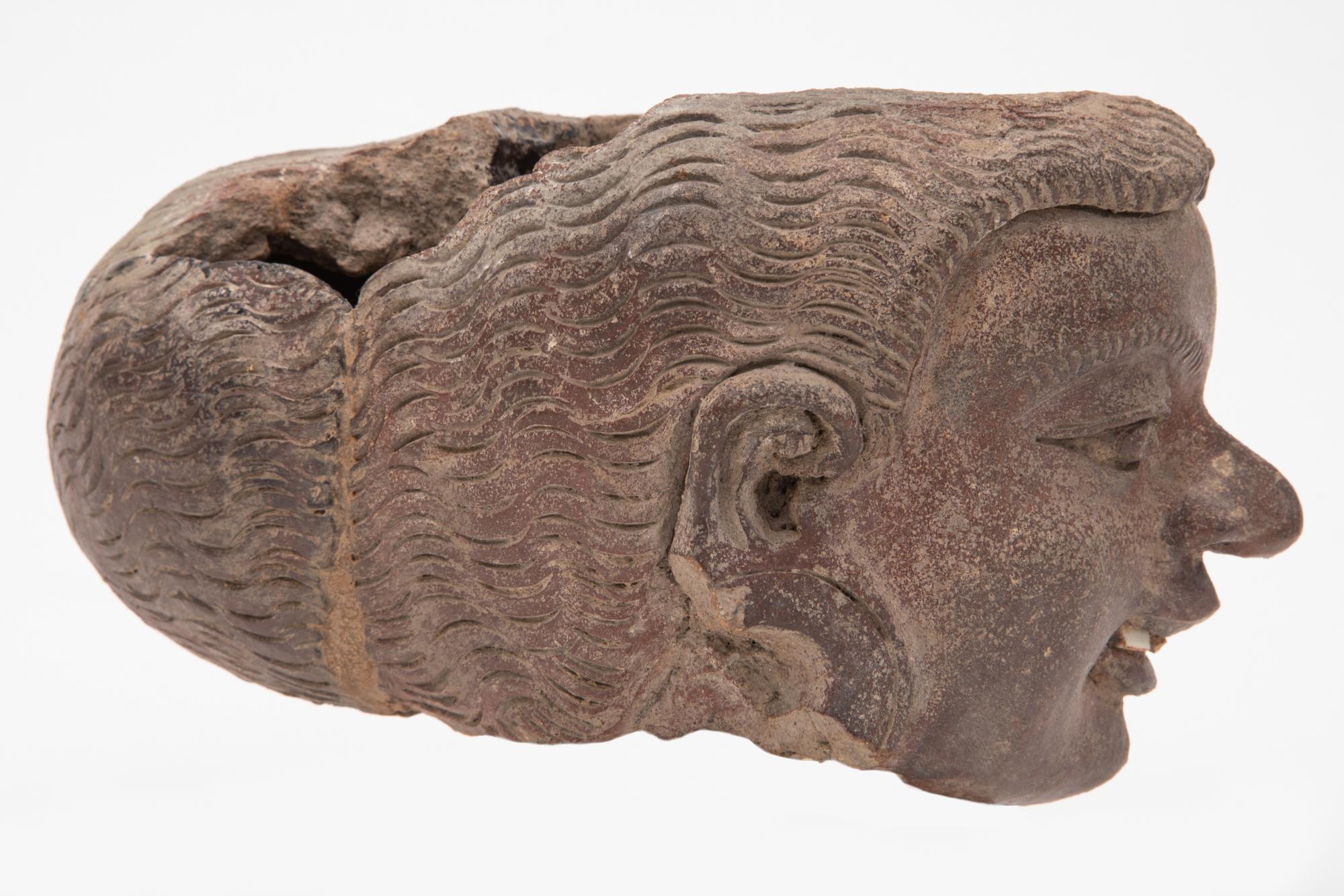 Une céramique de construction figurative probablement un collecteur d'eau simplement modelé, cette tête est très expressive et les détails sont clairement visibles.
Le site archéologique de Trowulan, d'une superficie d'environ 100 kilomètres