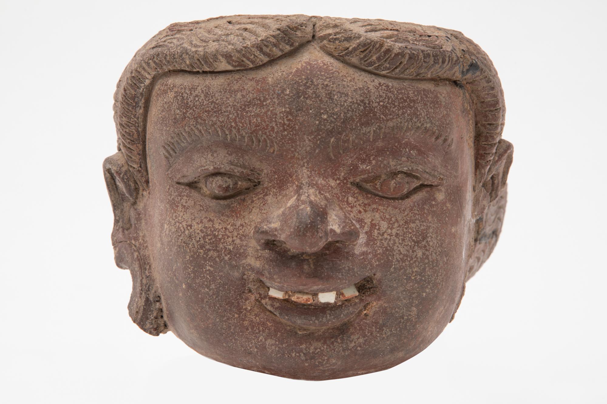 Artefakt, Majapahit Terrakotta-expressionistischer Kopf, Java, 1300 n. Chr. (Volkskunst) im Angebot