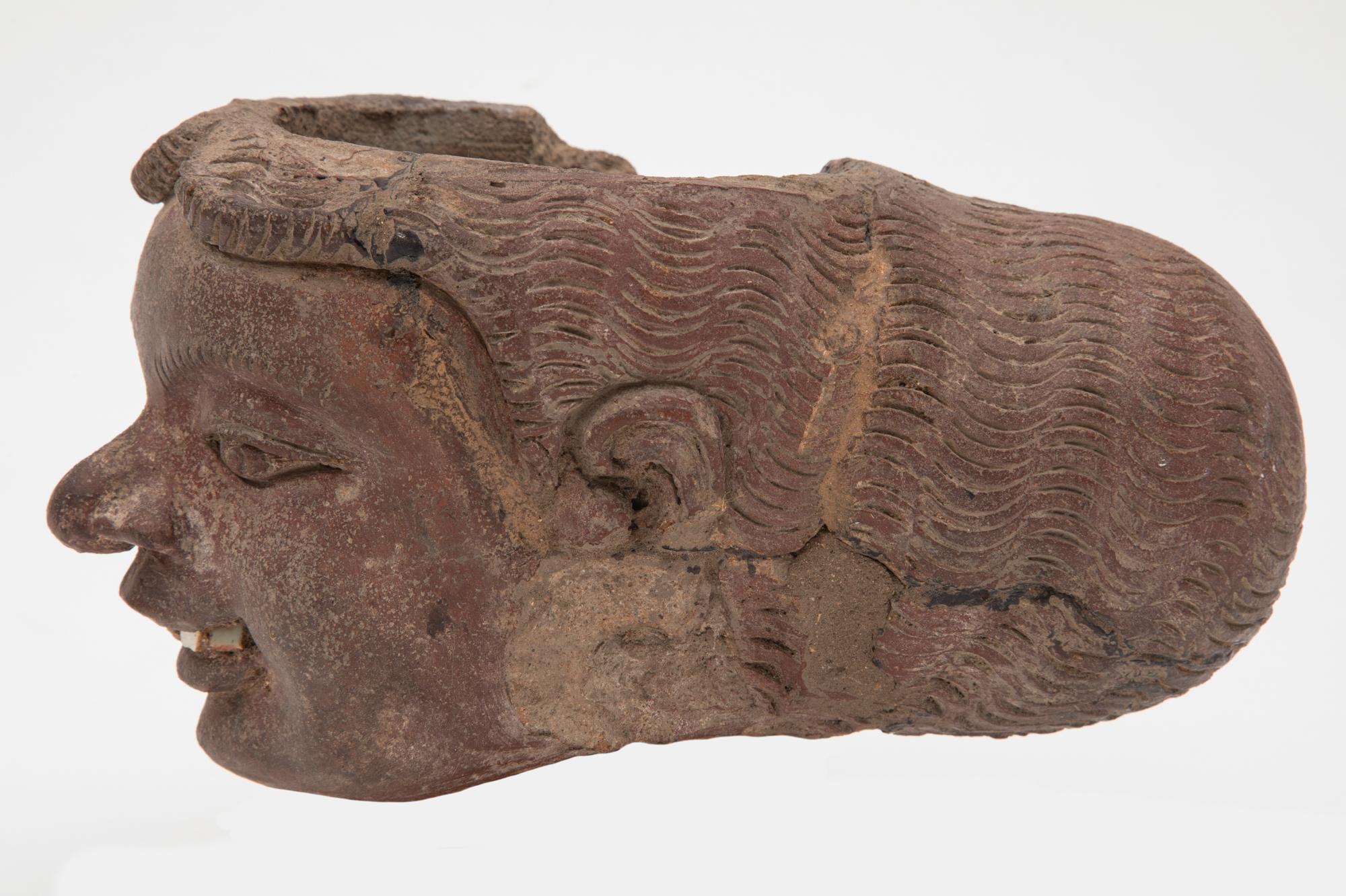 Fait main Artefact Majapahit, tête expressive en terre cuite, Java, 1300 av. J.-C en vente