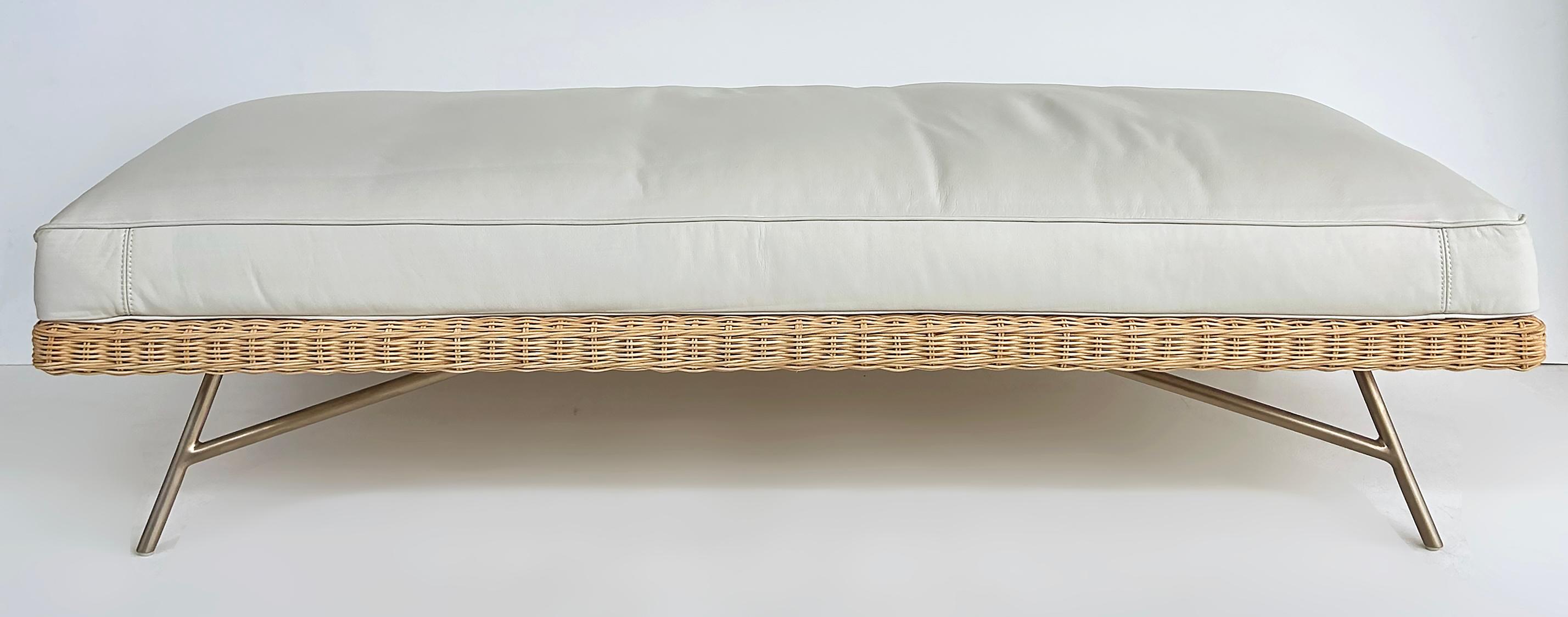 Artefacto Banc en cuir Indiana par Patricia Anastassiadis

Nous proposons à la vente un banc en cuir Indiana du XXIe siècle, réalisé par Patricia Anastassiadis pour Artefacto.  La banquette surdimensionnée peut accueillir confortablement plusieurs