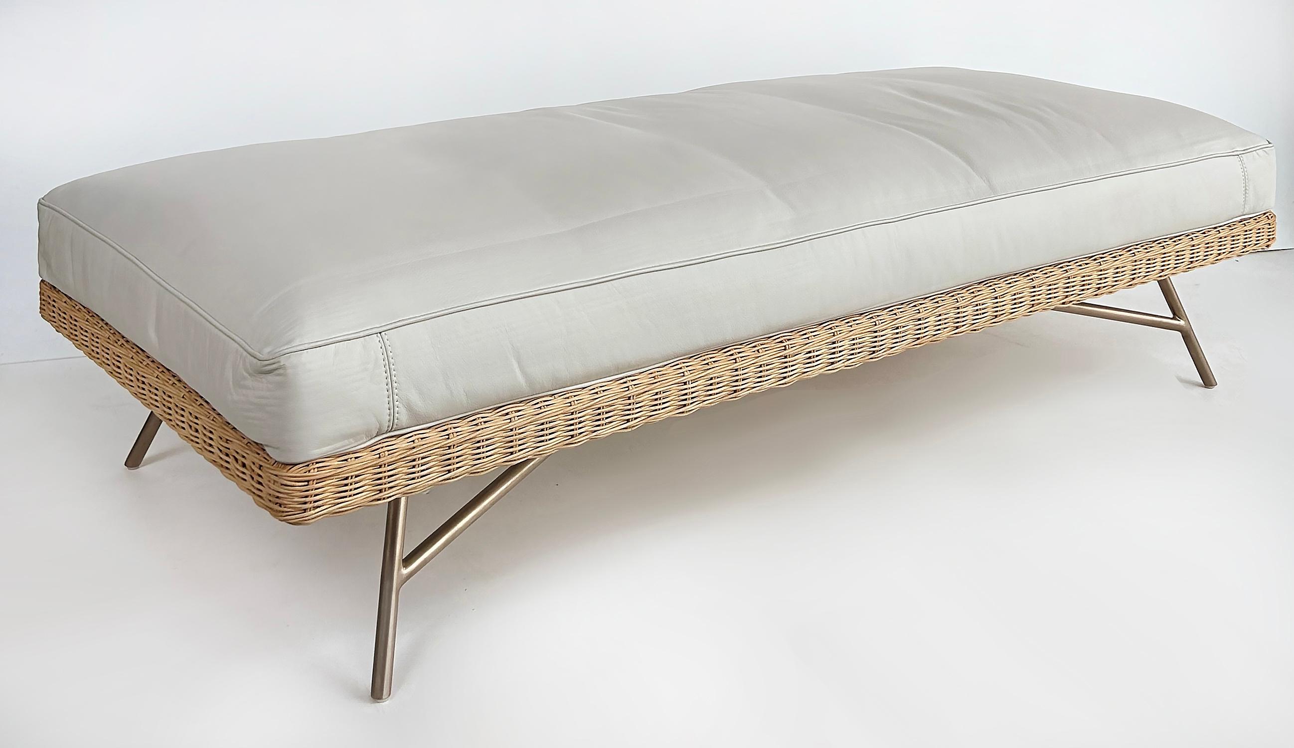 Tissé à la main Artefacto Banc en cuir Indiana par Patricia Anastassiadis en vente