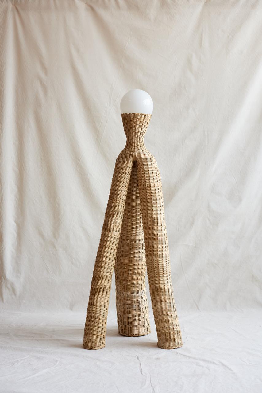 Artefacto LS 16 Lampadaire par Lørdag & Søndag
Dimensions : D 46 x L 46 x H 130 cm.
MATERIAL : Osier.

Toutes nos lampes peuvent être câblées en fonction de chaque pays. Si elle est vendue aux États-Unis, elle sera câblée pour les États-Unis, par