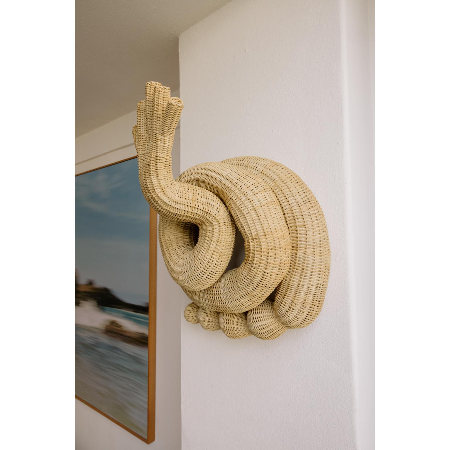 Artefacto Serpiente 1  Decorazione murale di Lørdag & Søndag
Dimensioni: D 20 x L 40 x H 40 cm.
Materiali: Vimini.

Lørdag & Søndag è uno studio di design fondato nel 2011 da Salvador Compañ. Con sede a Città del Messico, il nostro studio è rinomato