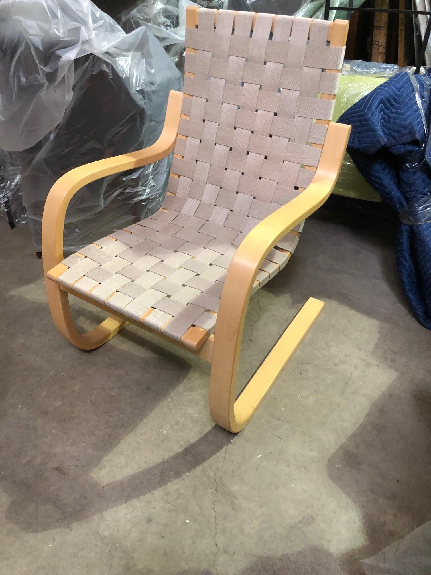 Armchair 406 combines simple elegance with comfort. Since wood changes over time, the armrests are formed from a single piece that is then split in half, ensuring that as the chair ages, it remains perfectly balanced. The cantilevered birch frame