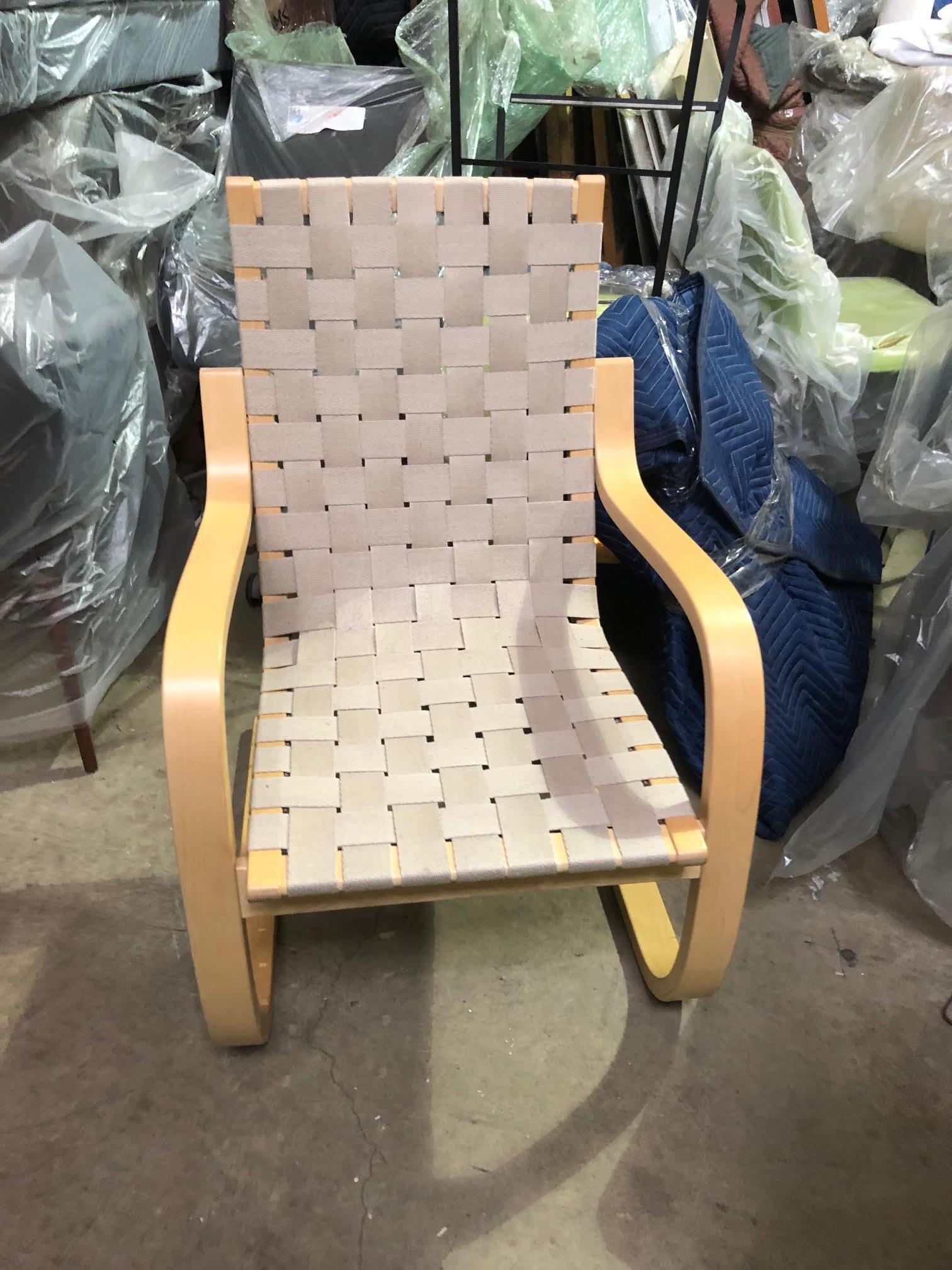 Artek 406 Armchair by Alvar Aalto In Excellent Condition In New York, NY