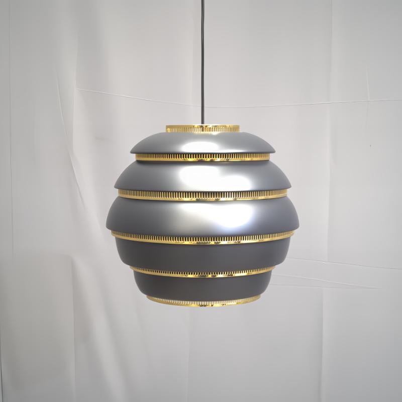 Le luminaire suspendu Artek A331 Black Metal Beehive, conçu par le célèbre architecte finlandais Alvar Aalto, est une déclaration d'élégance intemporelle et de design innovant. Artistics dans une forme de ruche frappante, cette lampe suspendue met