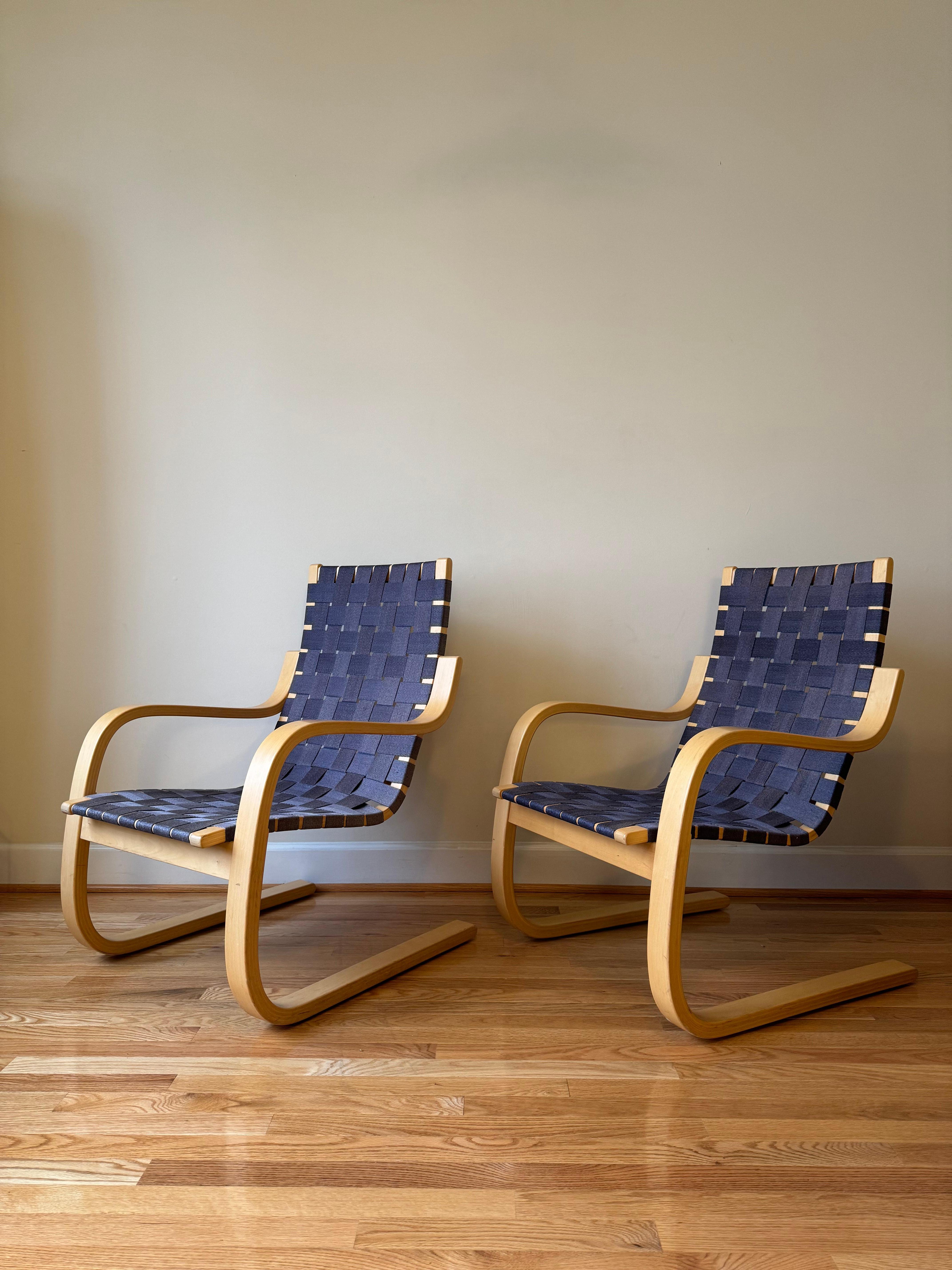 Le fauteuil 406 allie l'élégance simple au confort. 
Le bois s'altérant avec le temps, les accoudoirs sont formés d'une seule pièce qui est ensuite fendue en deux, ce qui permet à la chaise de rester parfaitement équilibrée en vieillissant. 
La