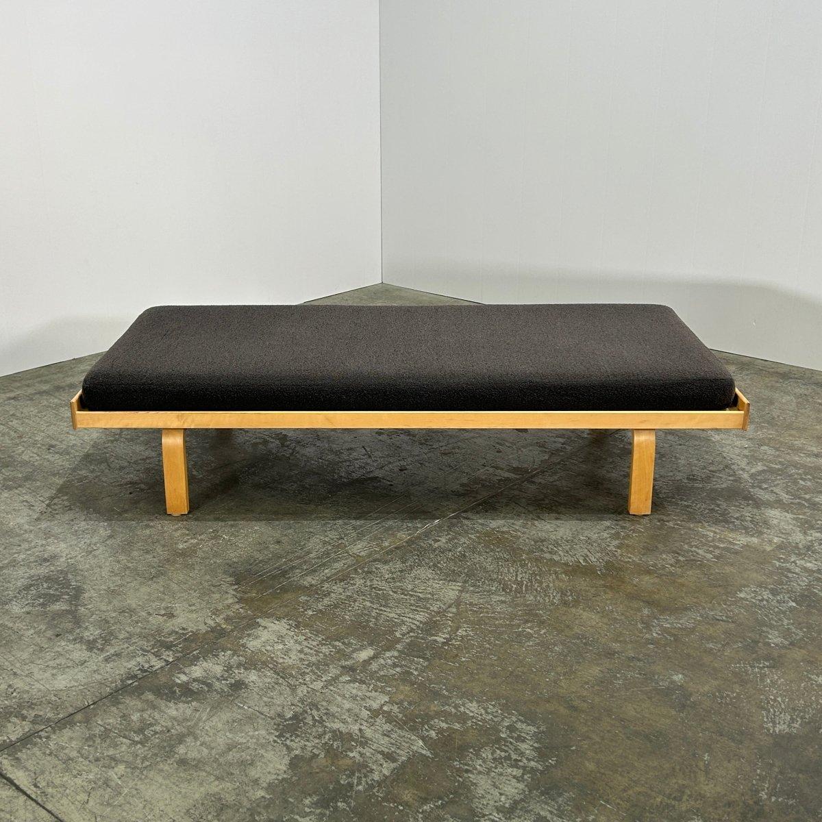 Modern Artek Daybed 710 by Alvar Aalto