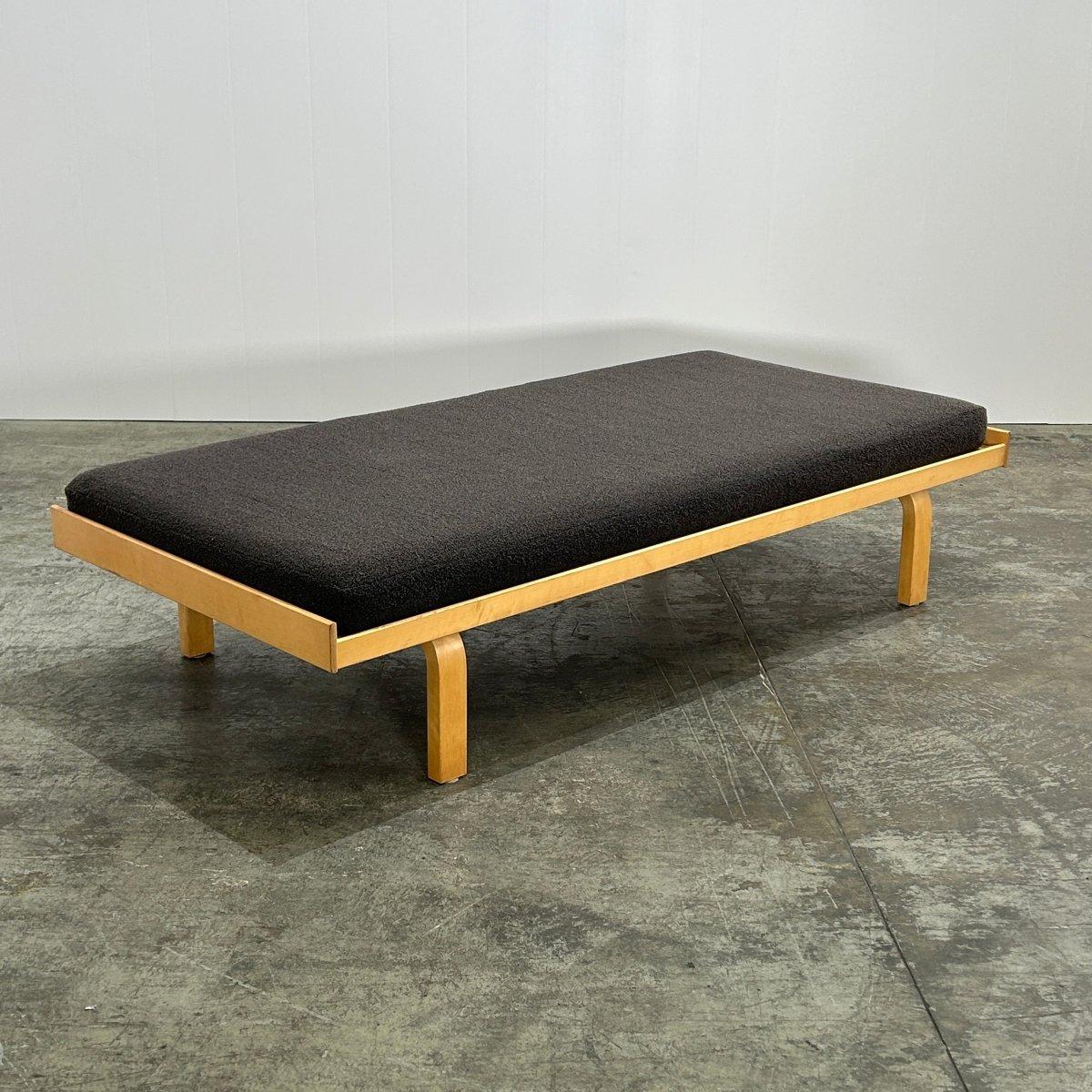Finnish Artek Daybed 710 by Alvar Aalto