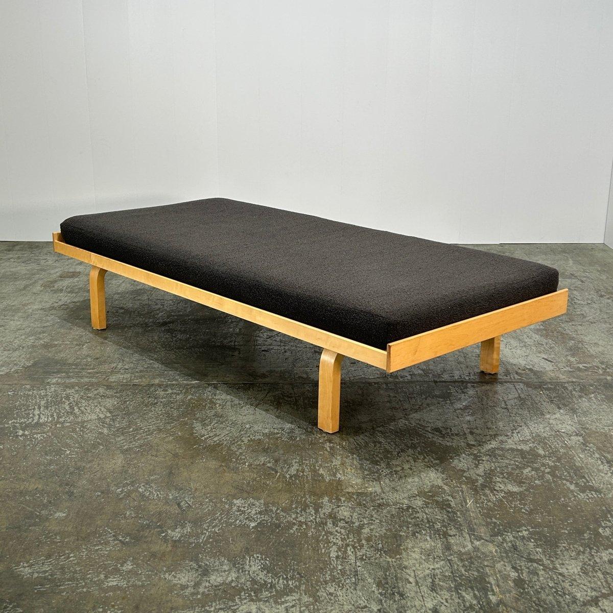 Artek Daybed 710 by Alvar Aalto In Excellent Condition In Basildon, London
