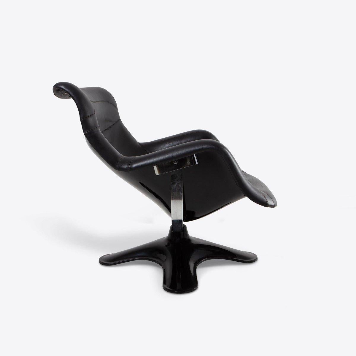 Der in Finnland hergestellte Stuhl besteht aus einer schwarz lackierten Fiberglasschale, einem Stahlgestell und einem mit Sörensen Prestige-Leder gepolsterten Sitz in Schwarz mit PU-Schaumstoffpolsterung. 

Der stilvolle und außergewöhnlich