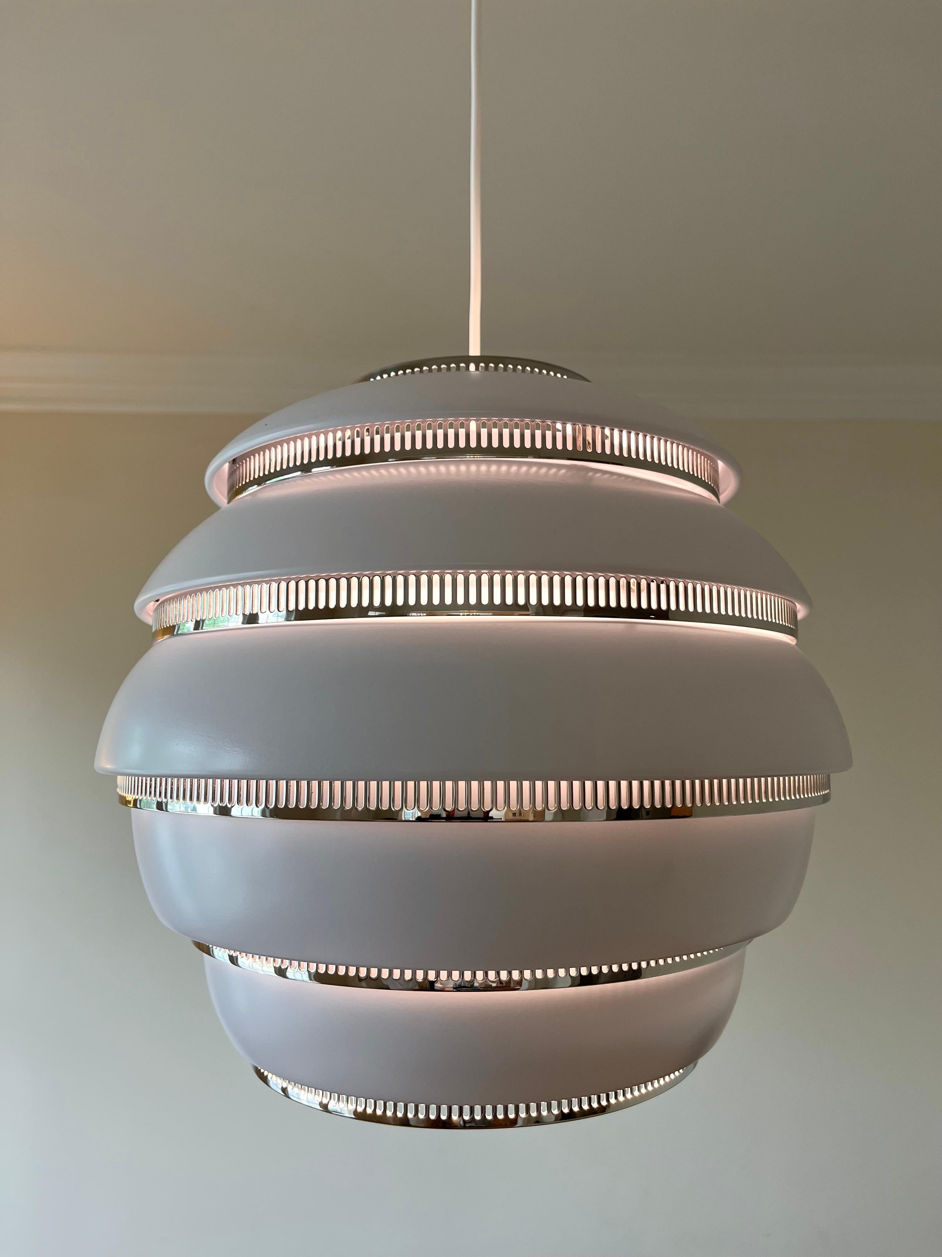 The A331, nicknamed “Beehive,” is one of Alvar Aalto’s most popular lighting designs. Suitable for homes and public spaces alike, “Beehive” creates a warm, diffuse light when switched on, a result of the ingenious design that features several rows
