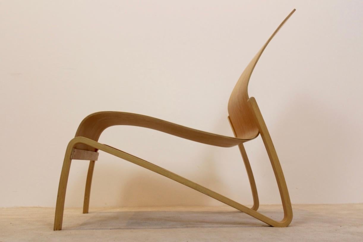 Stylish birch plywood lounge chair designed by Hans Peter Weidmann. Produced by Artek Finland in the 1990s. The chair is constructed of ingeniously bent plywood and is very light weight but still strong. Made of birch plywood and in very good
