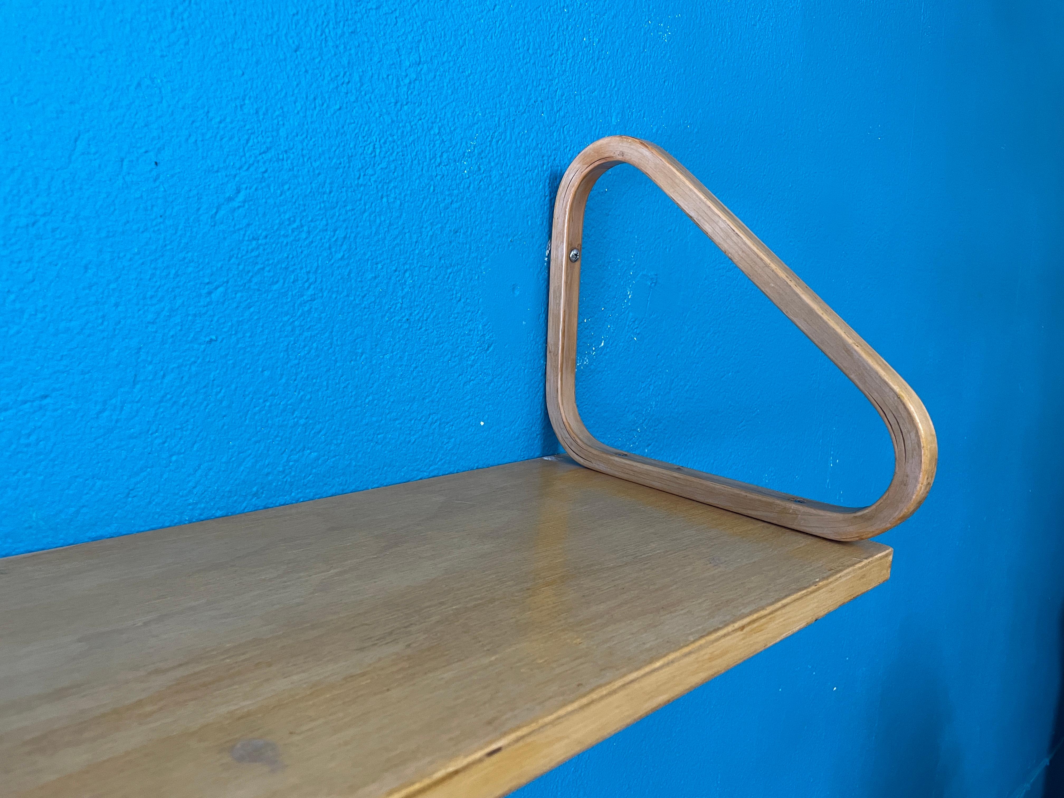 Artek's wall shelf 112B is an elegant and practical shelf that can be used for books, decorative lamps or small items. Alvar Aalto designed the wall shelf 112 in 1936.

This one was made in the 1950s and it has finger-joint construction and