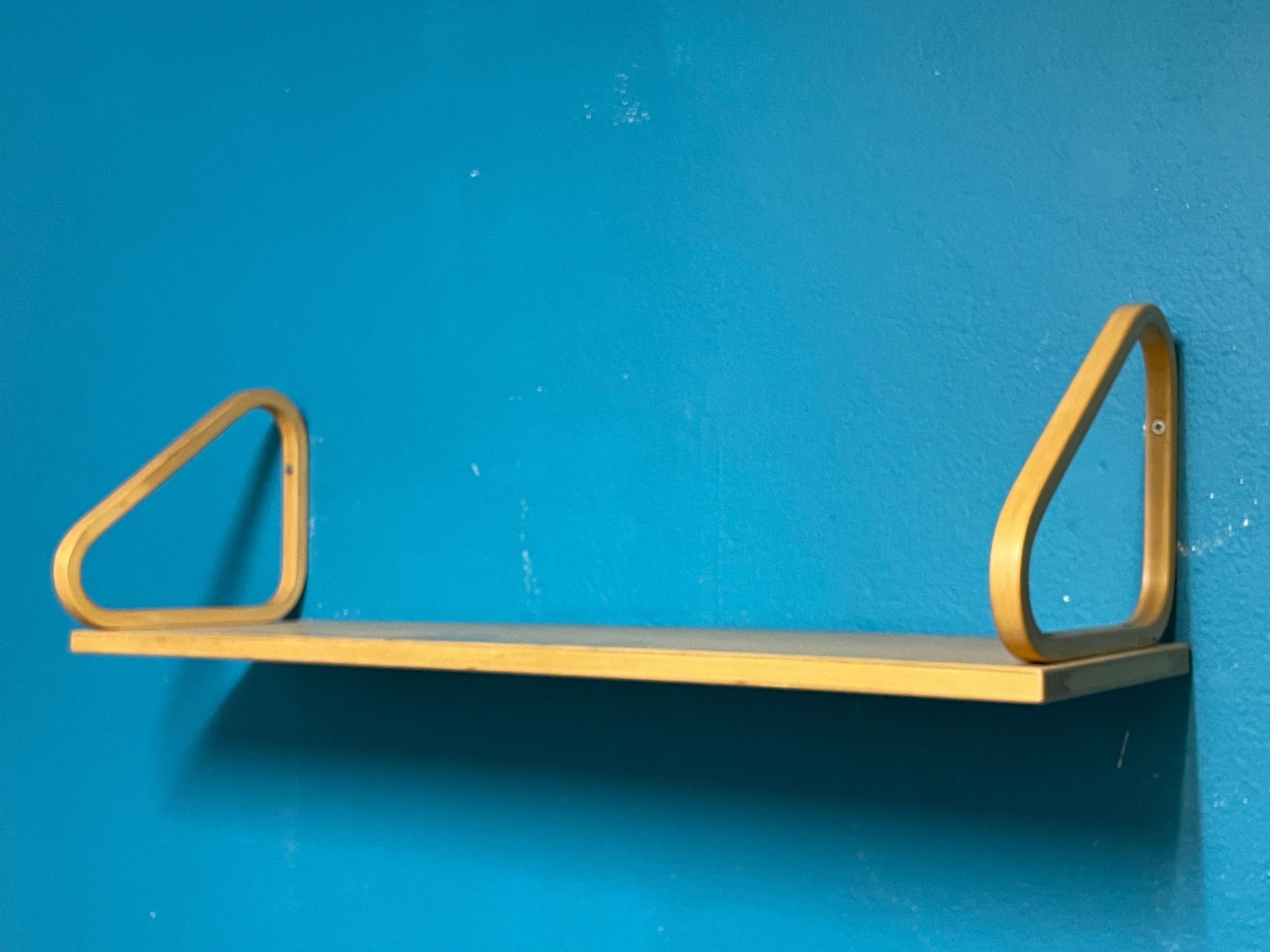 Artek's wall shelf 112B is an elegant and practical shelf that can be used for books, decorative lamps or small items. Alvar Aalto designed the wall shelf 112 in 1936.

This one was made in the 1960s and it has finger-joint construction and original