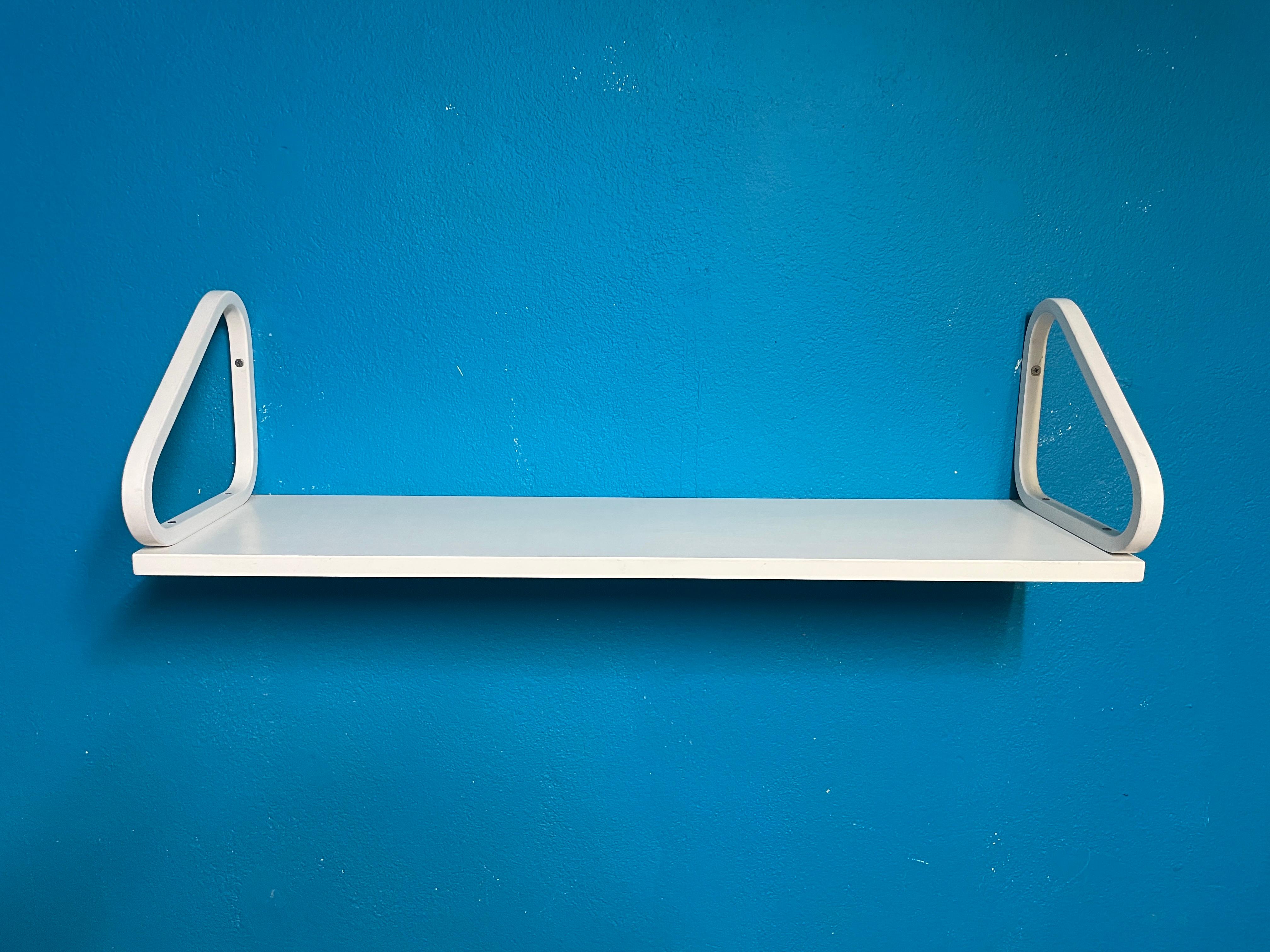 Artek's wall shelf 112B is an elegant and practical shelf that can be used for books, decorative lamps or small items. Alvar Aalto designed the wall shelf 112 in 1936.

This one was made in the 1980s. Original white paint job. Shelf can be mounted