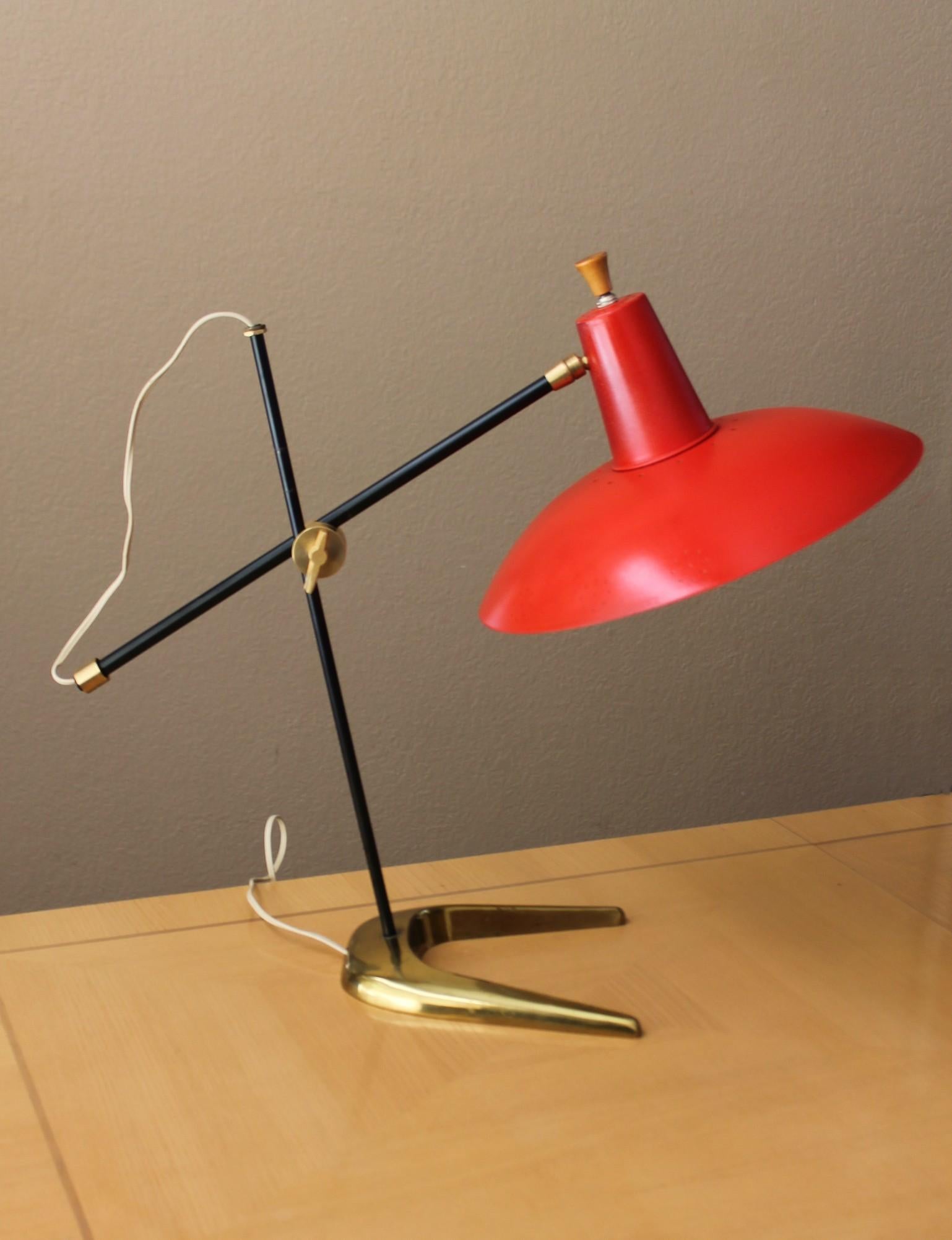 Arteluce Articulating Swing Arm Saucer Italienische Messing-Schreibtischlampe 1950er Jahre MCM Atomic (Moderne der Mitte des Jahrhunderts) im Angebot