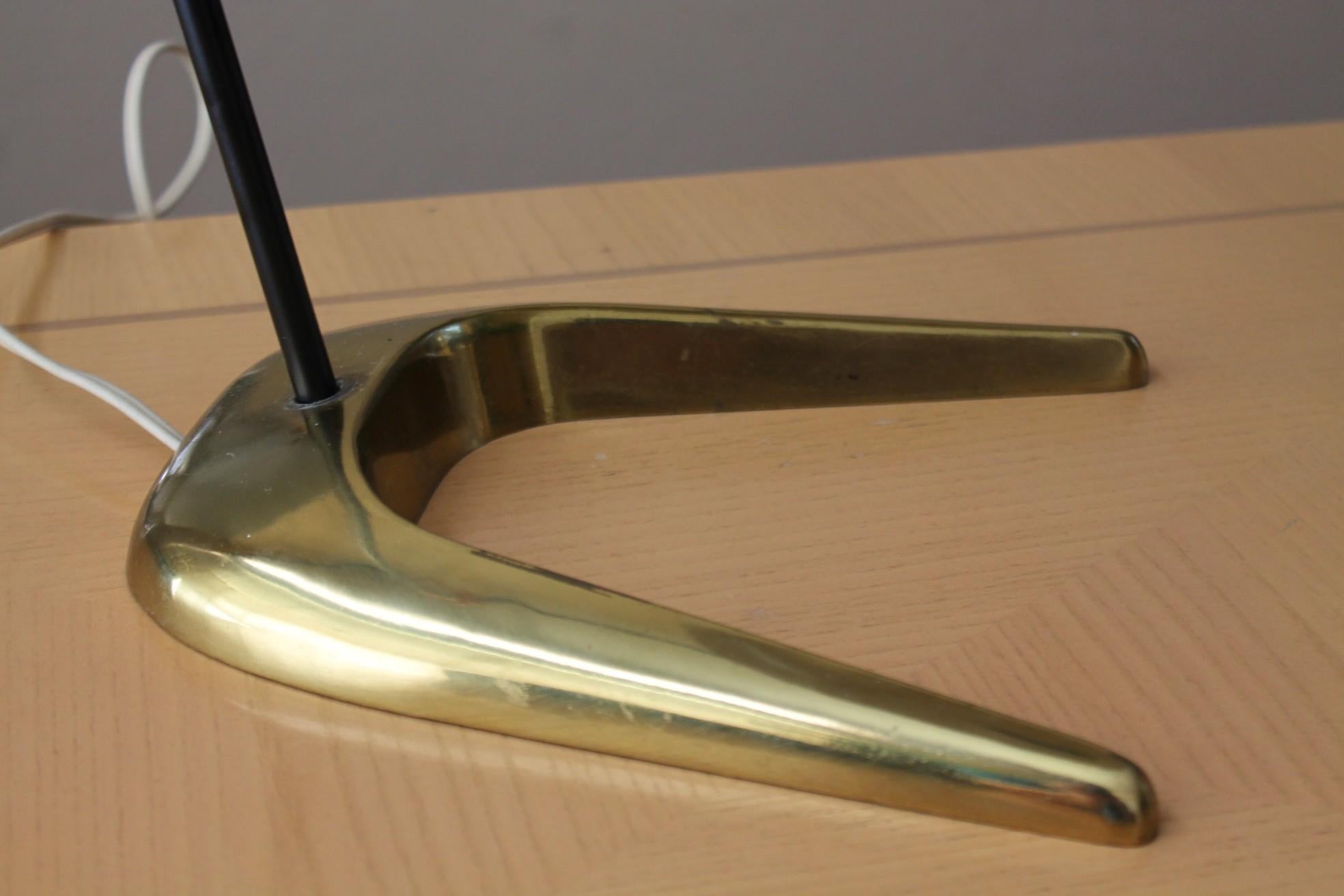 Arteluce Articulating Swing Arm Saucer Italienische Messing-Schreibtischlampe 1950er Jahre MCM Atomic im Zustand „Gut“ im Angebot in Peoria, AZ