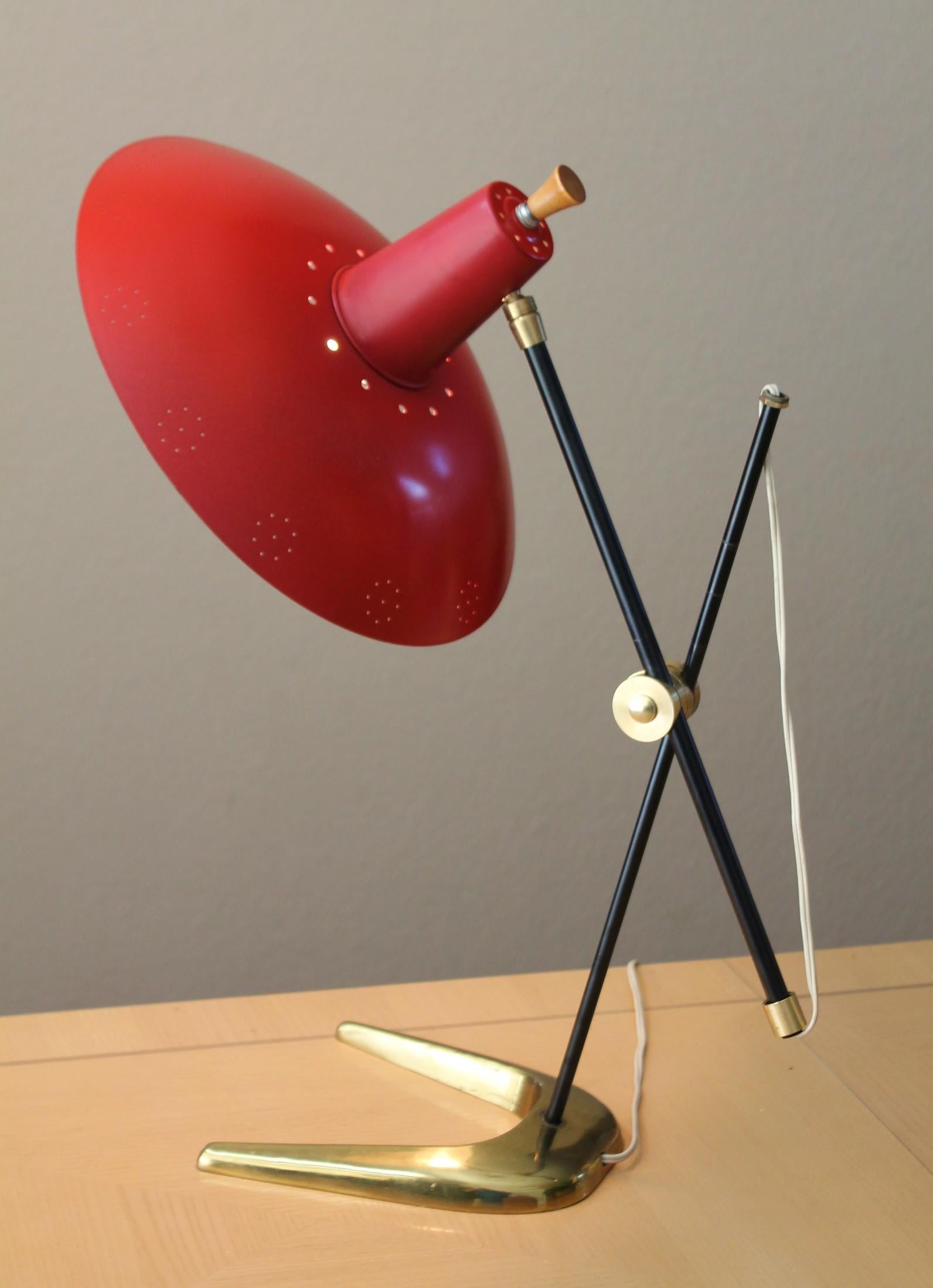 Arteluce Articulating Swing Arm Saucer Italienische Messing-Schreibtischlampe 1950er Jahre MCM Atomic (20. Jahrhundert) im Angebot
