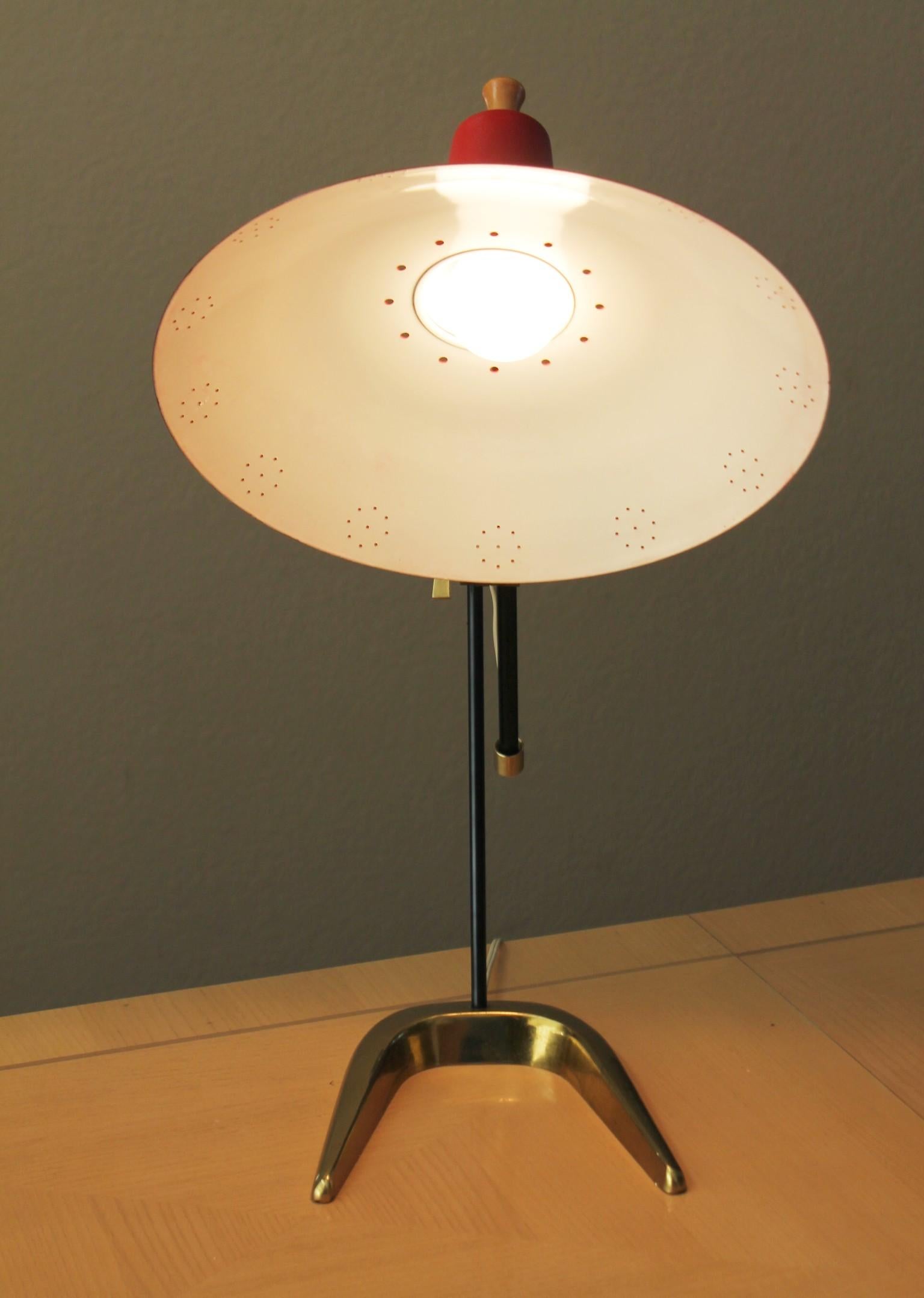 Arteluce Articulating Swing Arm Saucer Italienische Messing-Schreibtischlampe 1950er Jahre MCM Atomic im Angebot 1