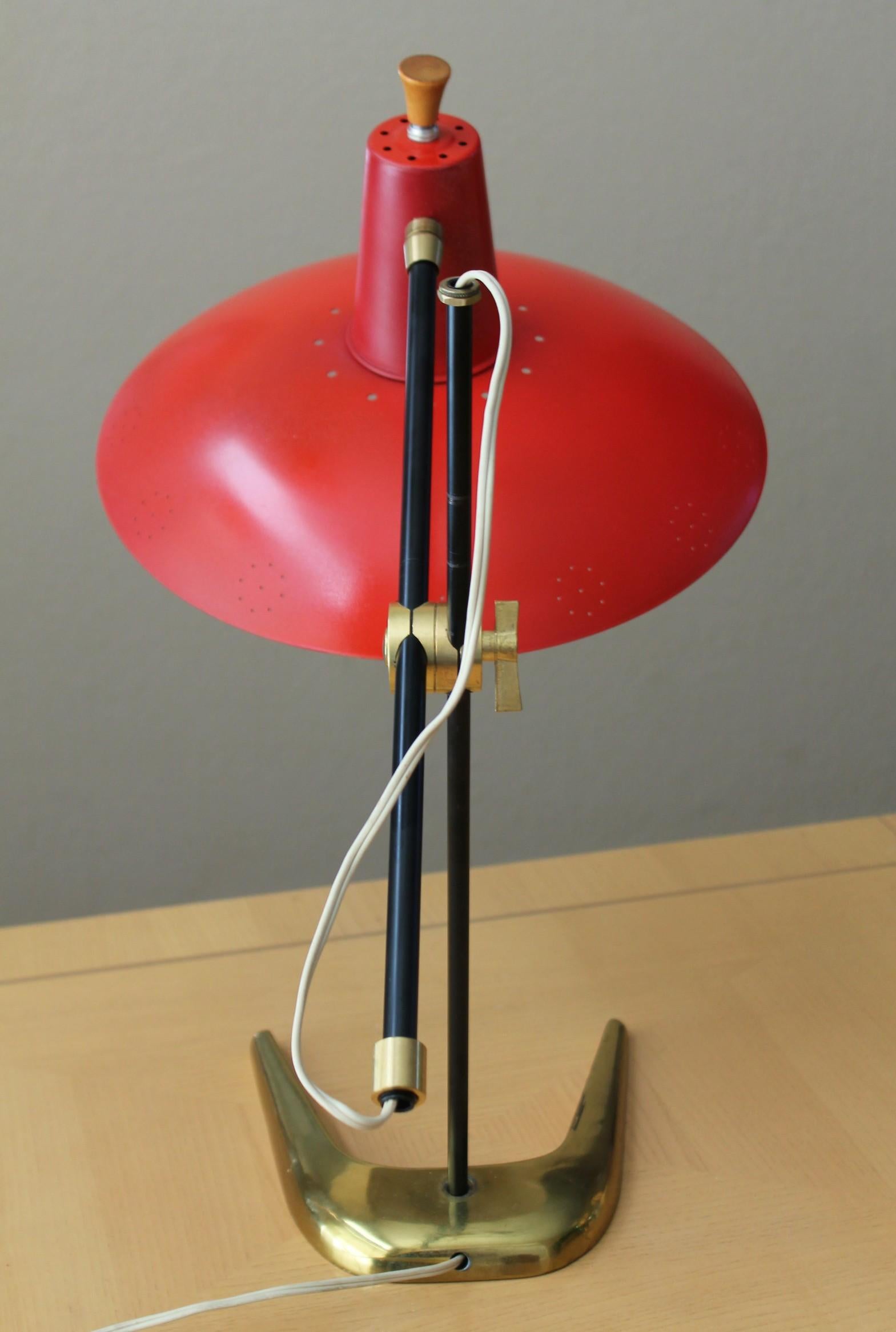 Arteluce Articulating Swing Arm Saucer Italienische Messing-Schreibtischlampe 1950er Jahre MCM Atomic im Angebot 3