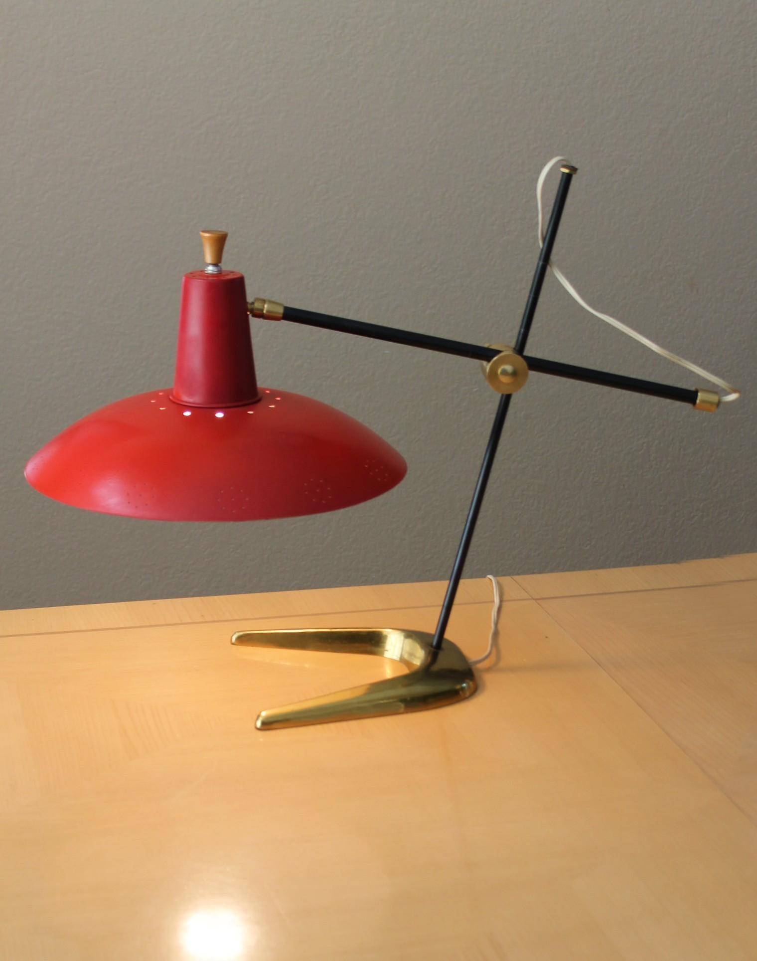 Arteluce Articulating Swing Arm Saucer Italienische Messing-Schreibtischlampe 1950er Jahre MCM Atomic im Angebot 4