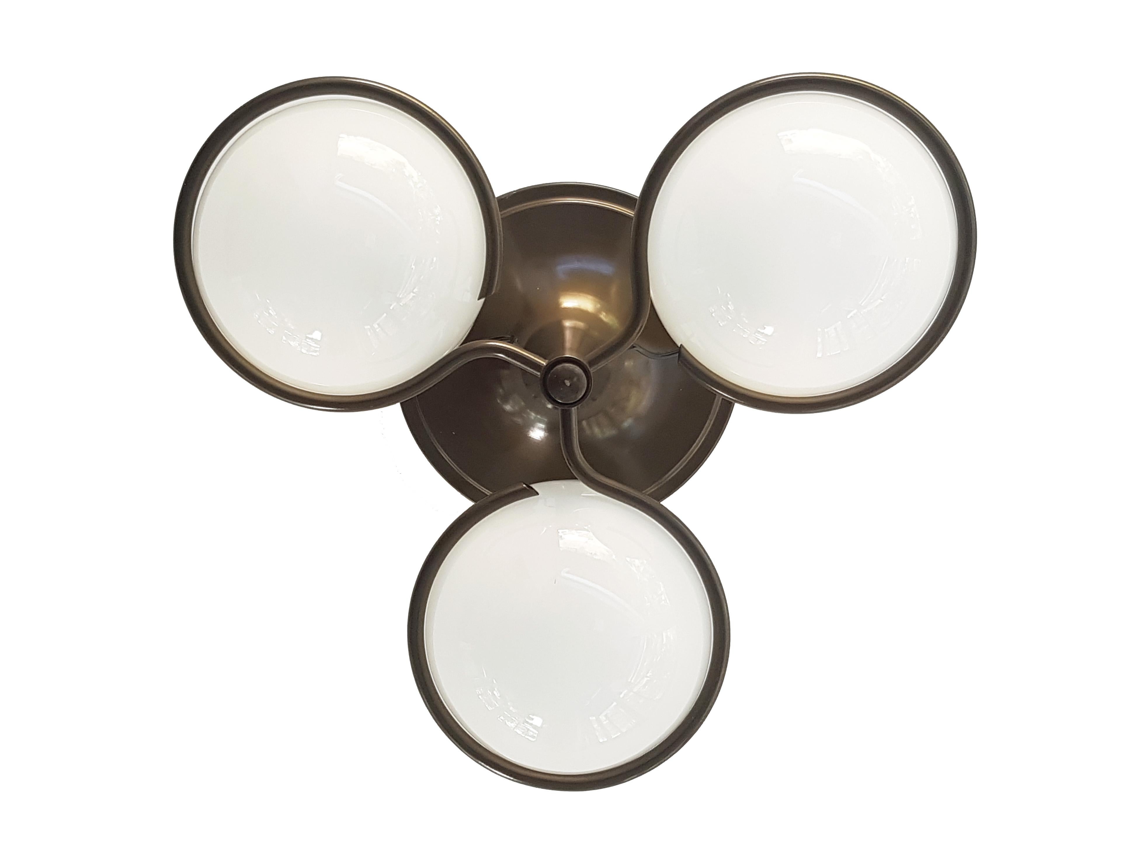 Brown/bronze aluminum structure with 3 sandblasted glass shades. This ceiling lamp was designed by Gino Sarfatti in 1963 and produced by Arteluce. this item is original and belongs to the 1960s production, but the manufacture's label is missed.
Very