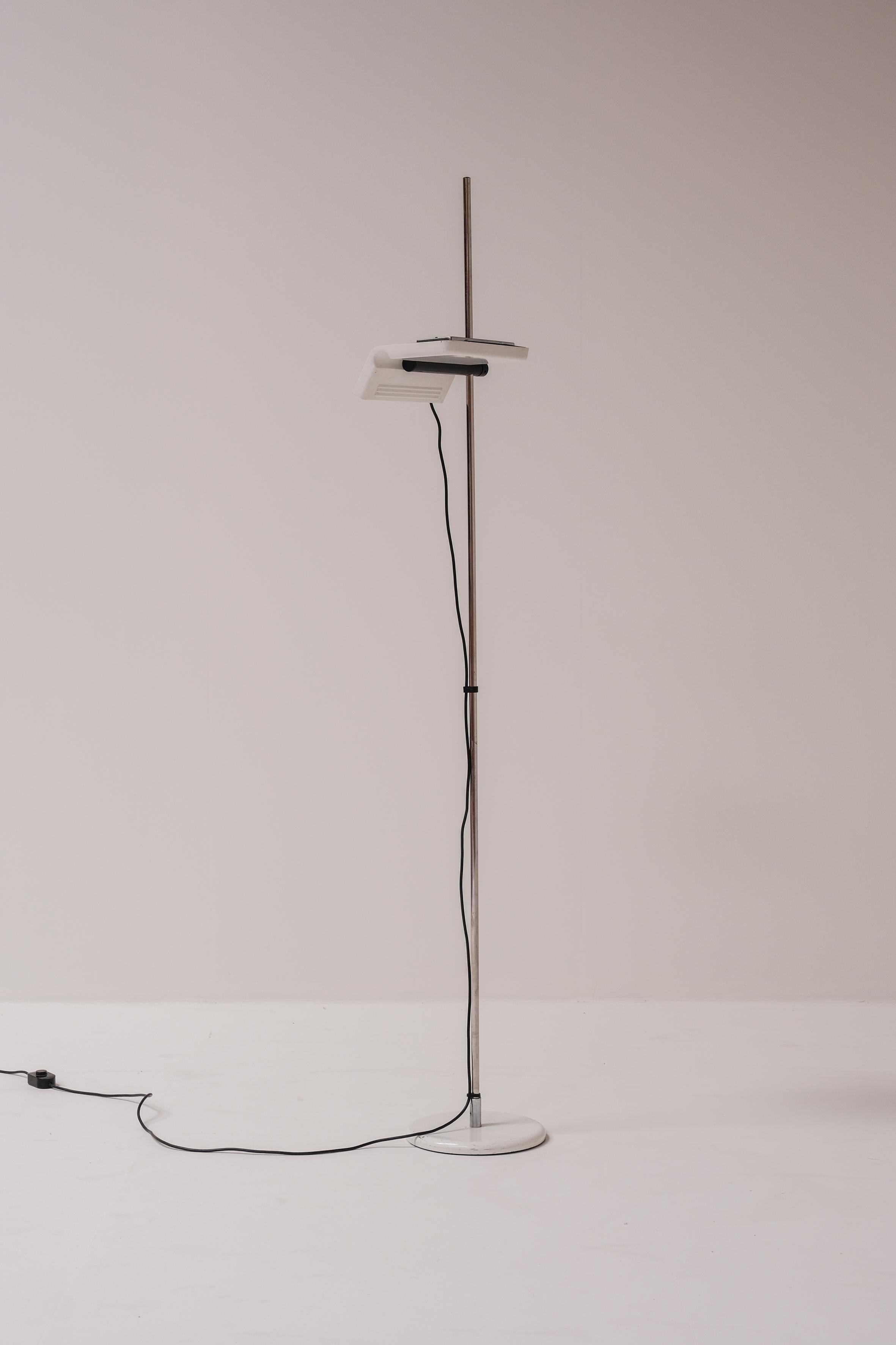 Arteluce Chrome floorlamp Designed by Bruno Gecchelin Model 1105 For Sale 3