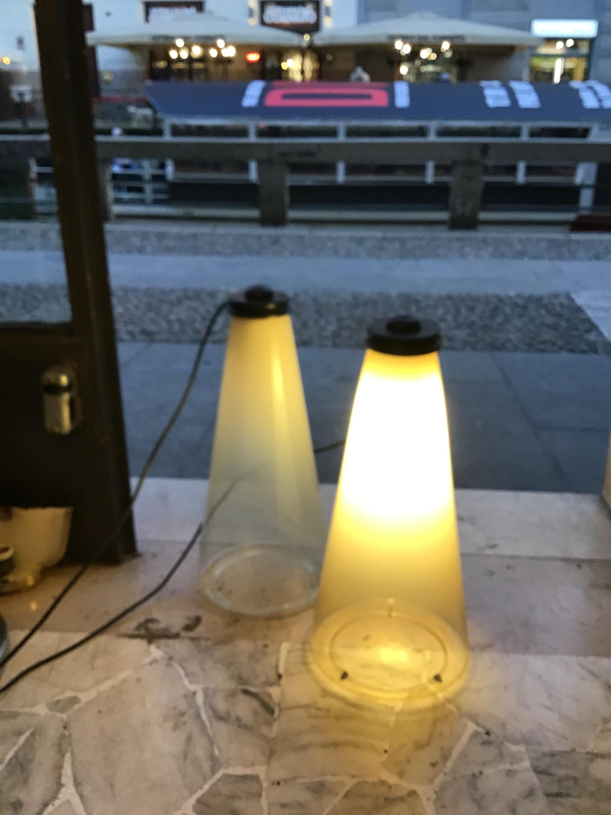 Arteluce Couple Lampe de table verre métal 1975 italie en vente 6