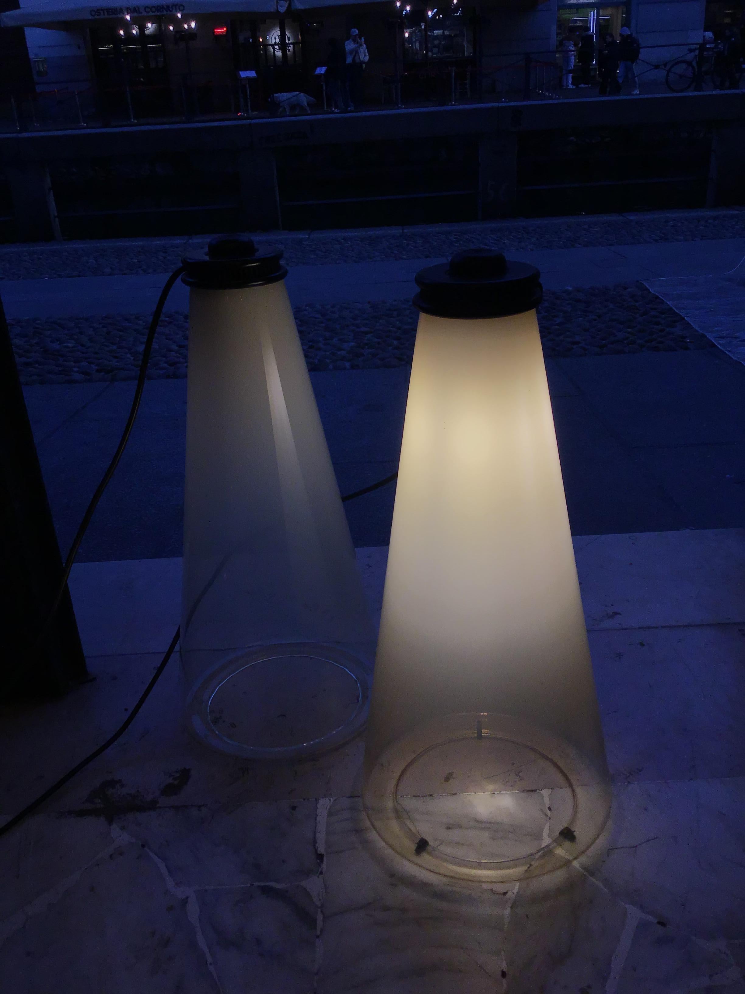 Arteluce Couple Lampe de table verre métal 1975 italie en vente 8