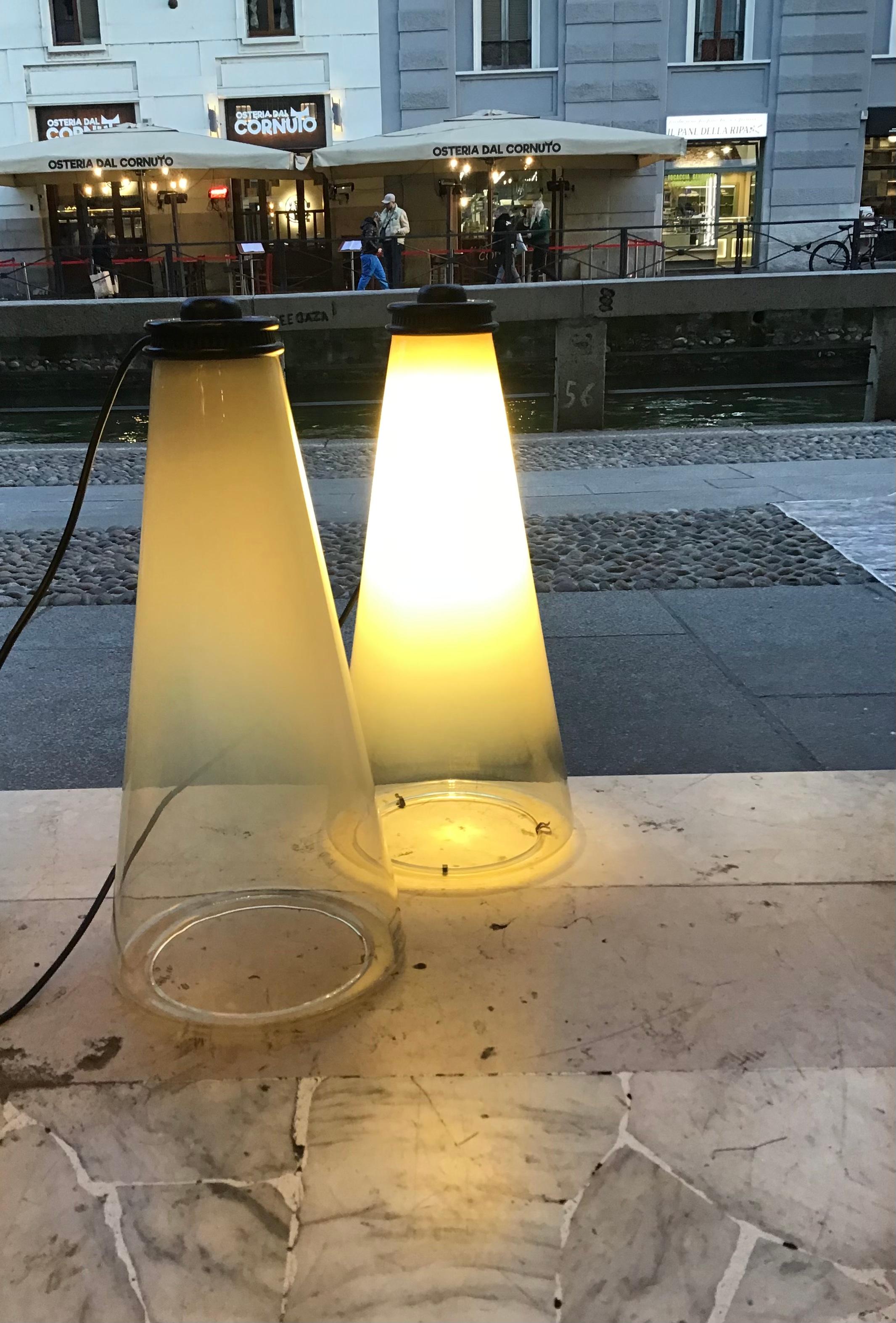 Autre Arteluce Couple Lampe de table verre métal 1975 italie en vente