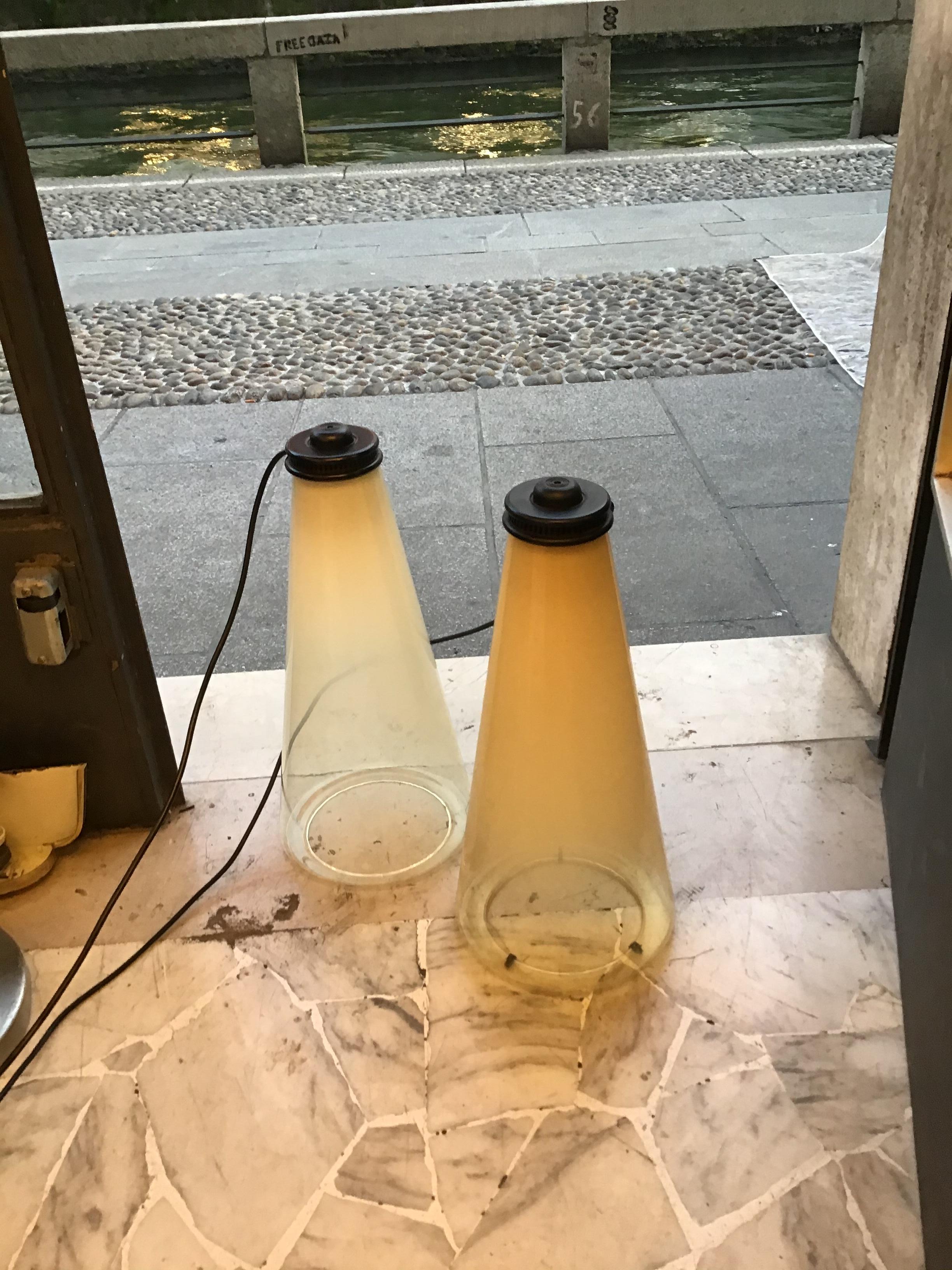 Italian Arteluce Couple Lampe de table verre métal 1975 italie en vente