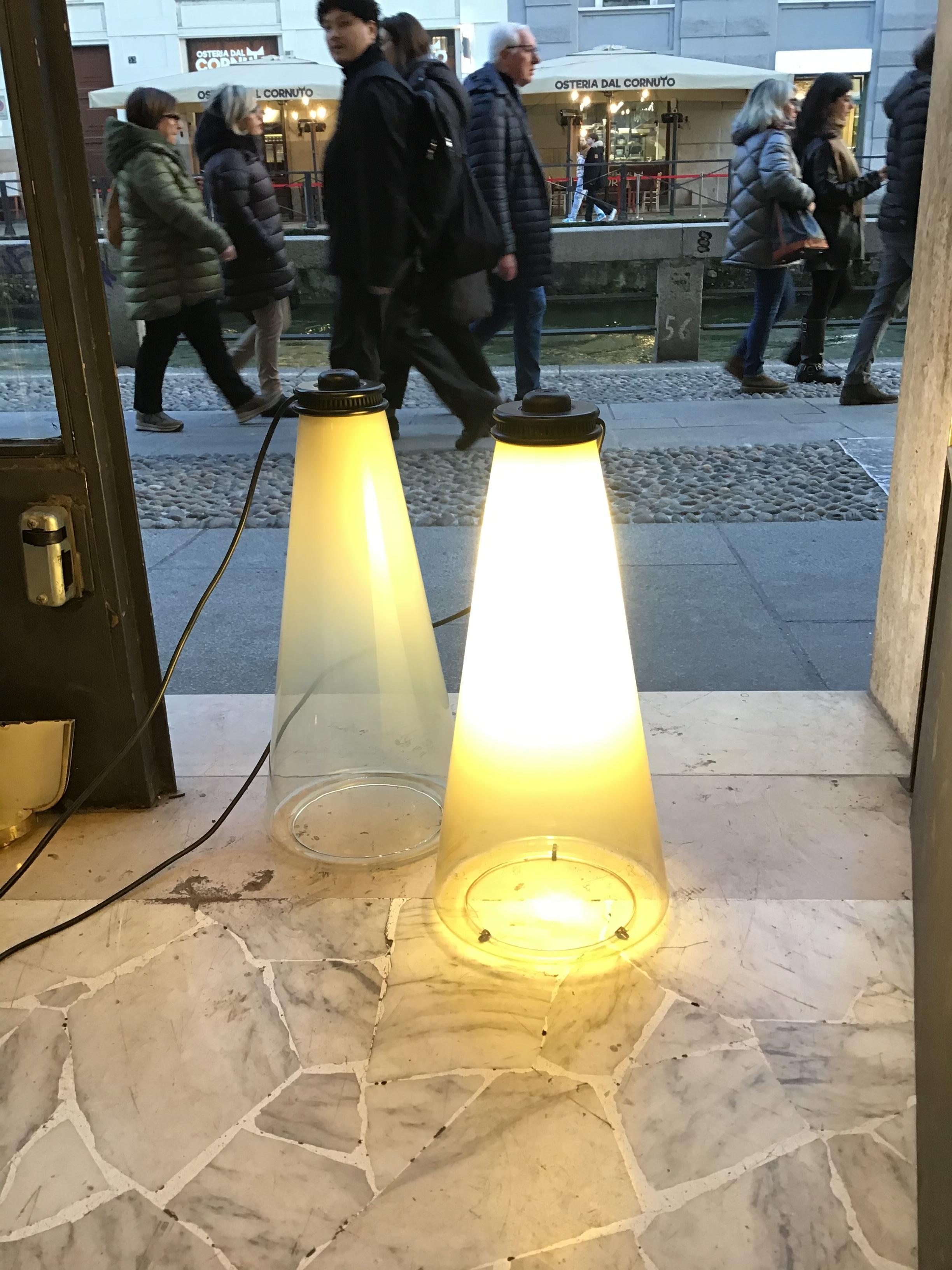 Late 20th Century Arteluce Couple Lampe de table verre métal 1975 italie en vente