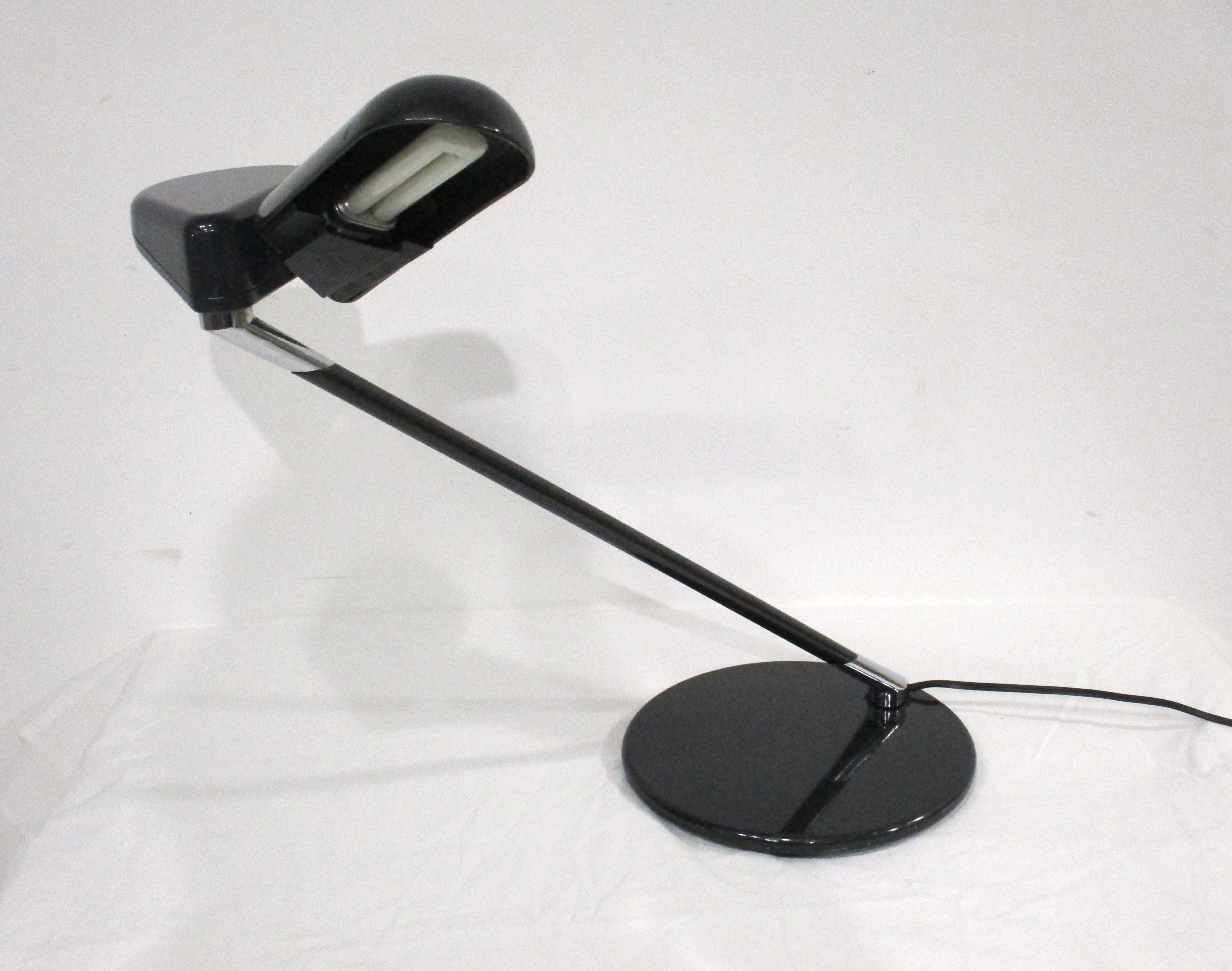 Arteluce Italienische entworfene Industrie-Schreibtischlampe für AI  (Metall) im Angebot