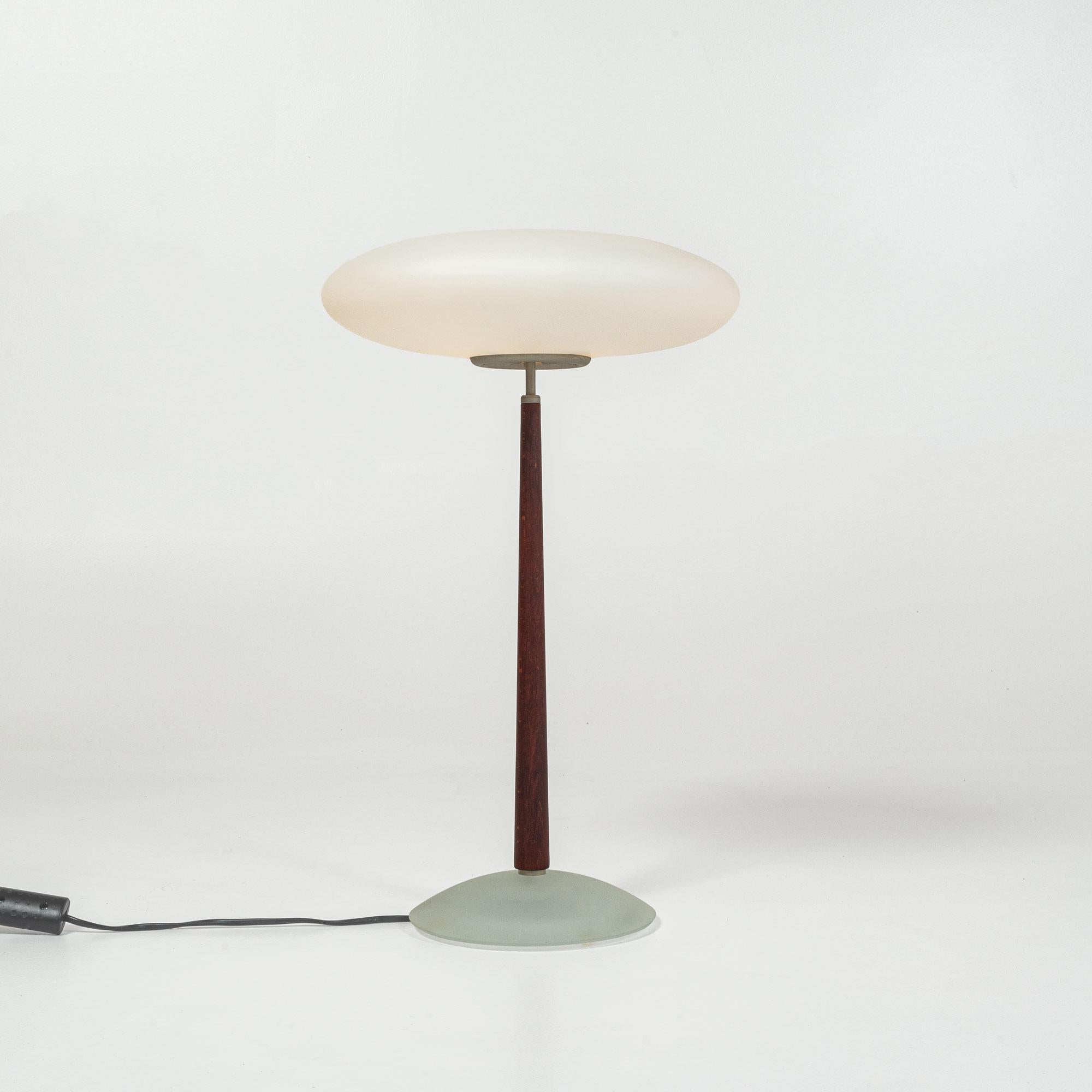 Lampe de table vintage en forme de champignon conçue par Matteo Thun pour Arteluce, fabriquée en Italie.
 