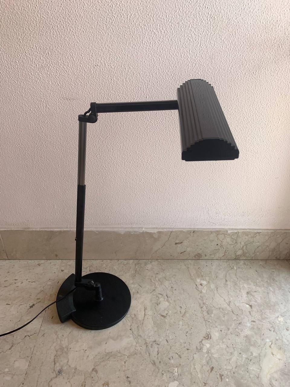 Schreibtischlampe 990 vintage, orientabile con base in ghisa pesante e braccio in alluminio regolabile prodotta da Arteluce negli anni '80. Diffusore mit Neonröhre . Perfettamente funzionante. Presa europea. Die vielseitige und funktionelle Leuchte