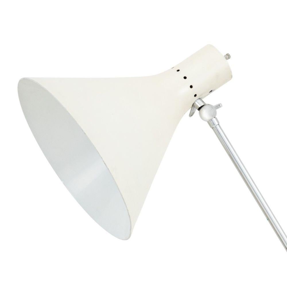 Lampada da terra regolabile a braccio singolo Arteluce, paralume conico bianco, manico avvolto in pelle nera, base circolare in marmo bianco venato di grigio, marchio 