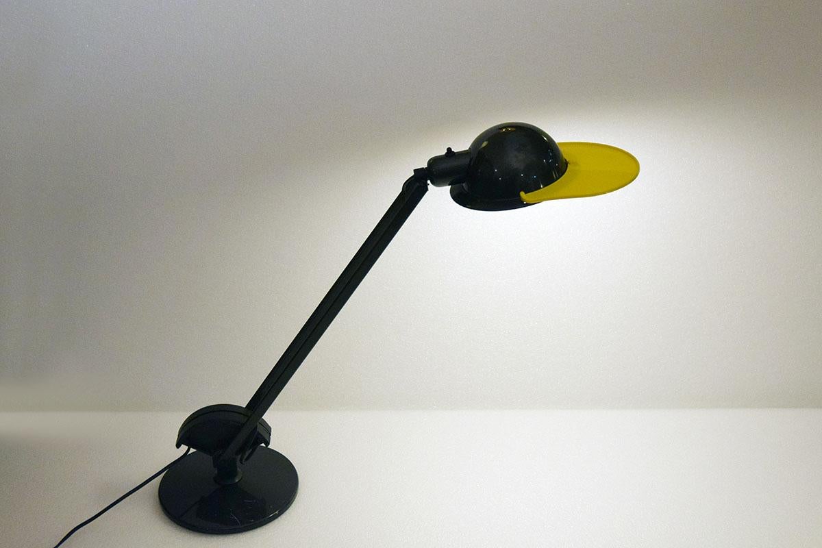 Lampe de table Donald Arteluce design/One années 1980.
Structure en métal peint avec rabat en plastique.
Réglable en hauteur, en rotation et en direction.
Marque sur la structure, câblage d'origine.
En parfait état.