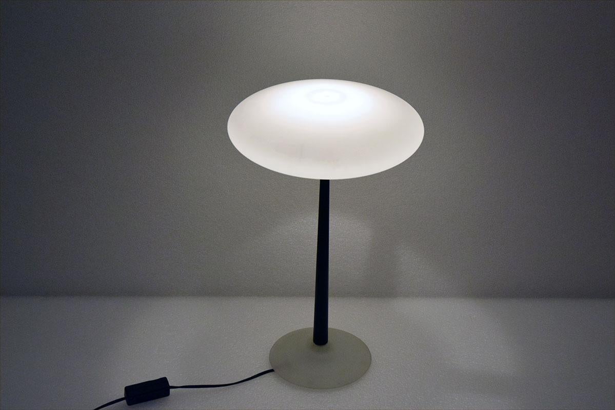 Pao2 table lamp designed by Matteo Thun for Arteluce Anni '90.
Satin-finished glass base,ebonized wood stem and opaline soffito glass diffuser. Large variant. Original electrical system with two light intensities.
In excellent condition.