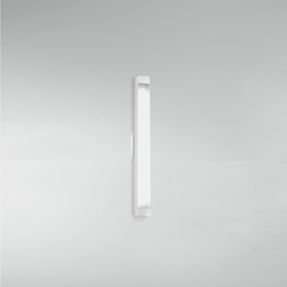 Wall mounted strip lighting luminaire for direct diffused lighting. 
Composed of a frosted acrylic diffuser and an extruded aluminum body, 2.5 Square strip is simple in design with an industrial feel.

Materials:
Diffuser in extruded acrylic with