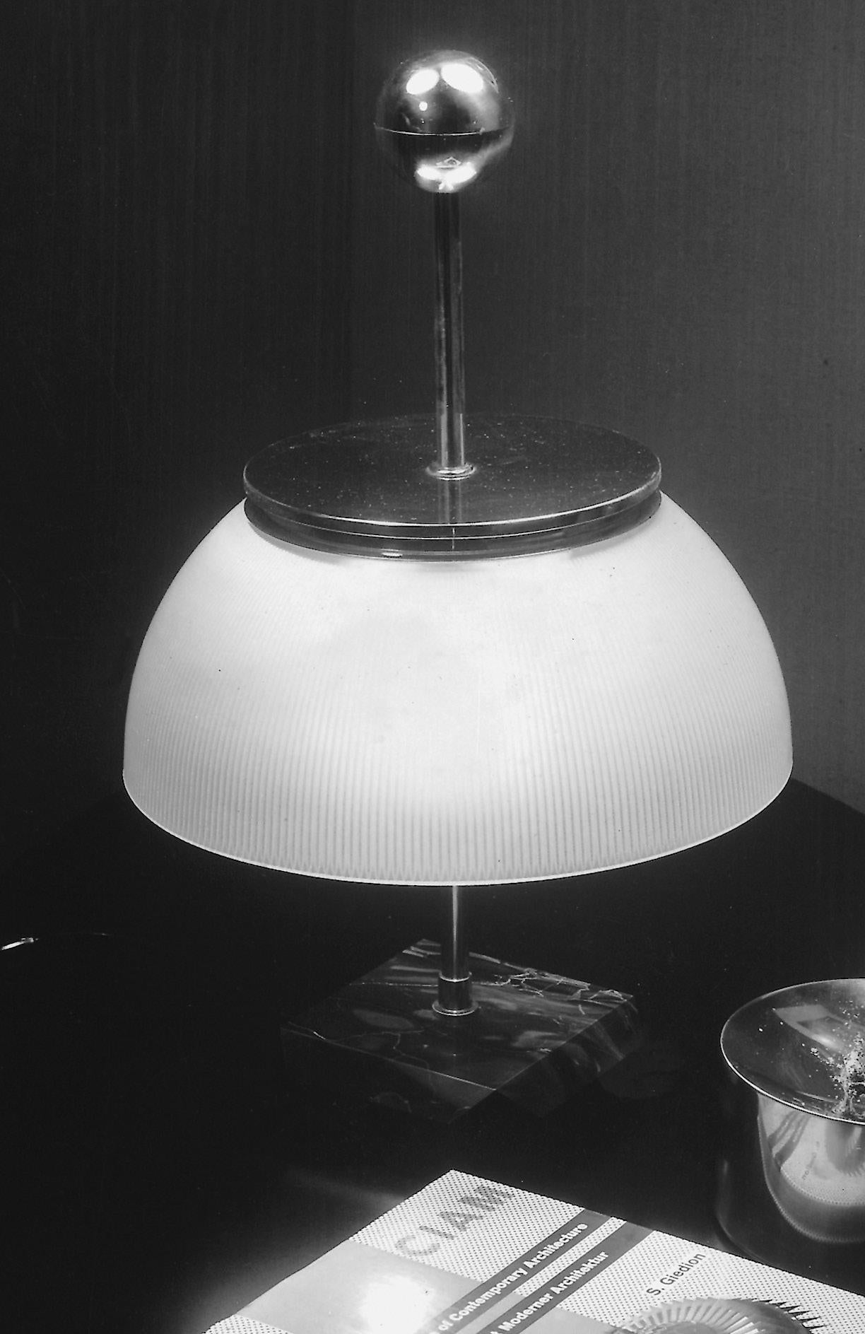 Moderne Lampe de bureau Artemide Alfa LED-T en blanc et base en marbre de Sergio Mazza en vente