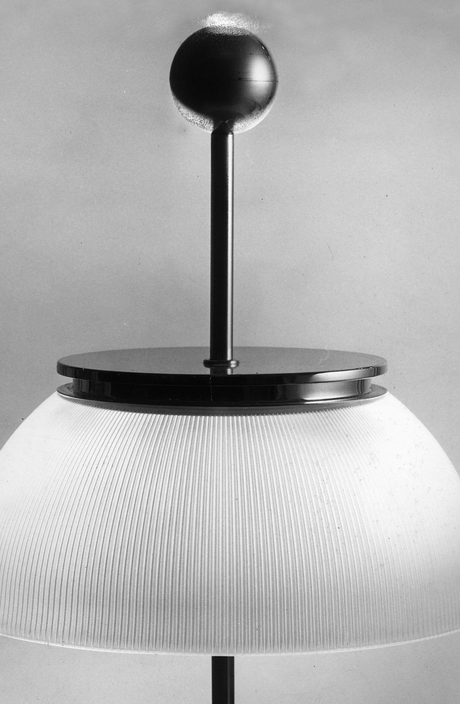 italien Lampe de bureau Artemide Alfa LED-T en blanc et base en marbre de Sergio Mazza en vente
