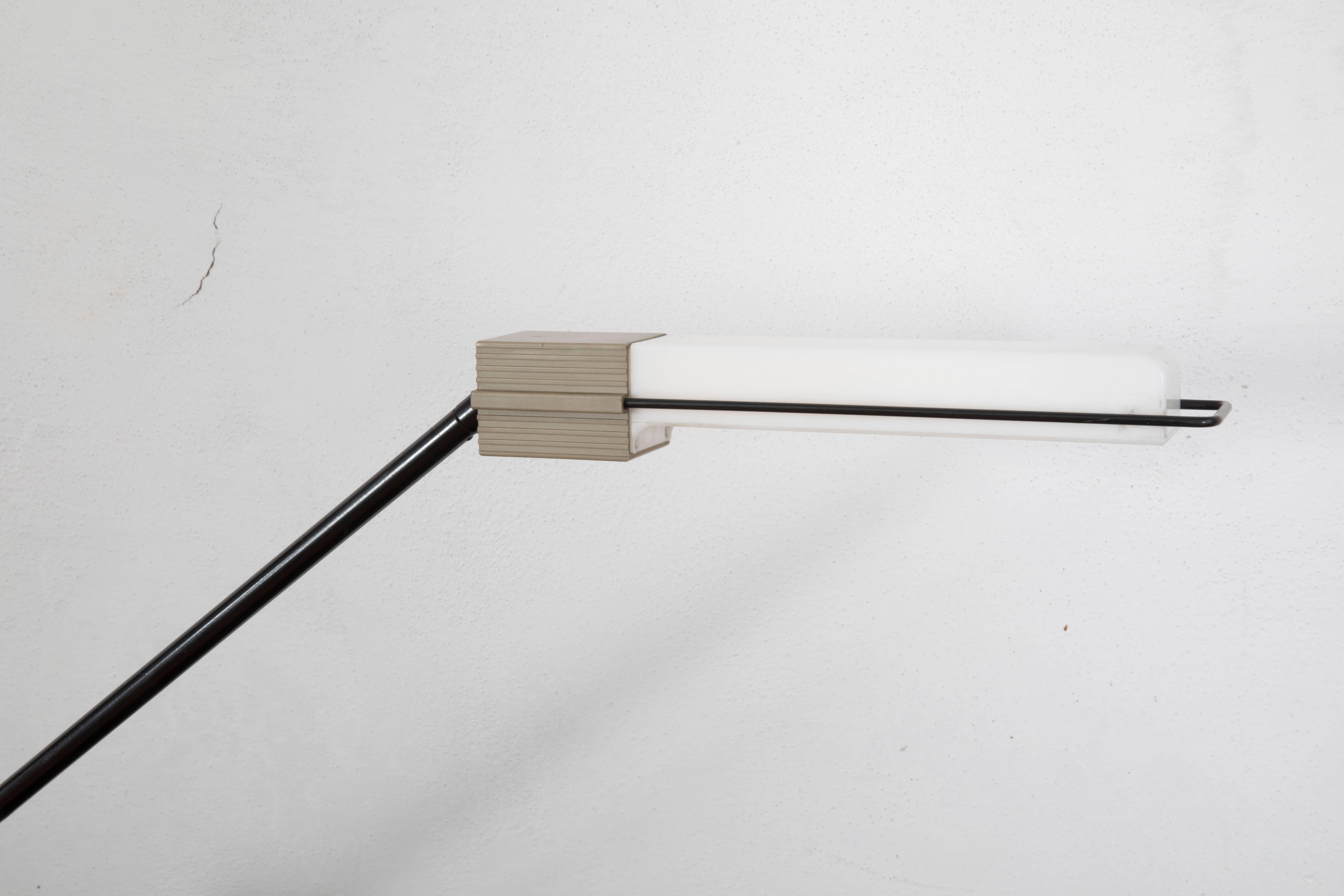 Artemide 'Alistro' Fluorescent Grey Table Lamp by Ernesto Gismondi, 1983, Italy In Excellent Condition For Sale In Firenze, IT