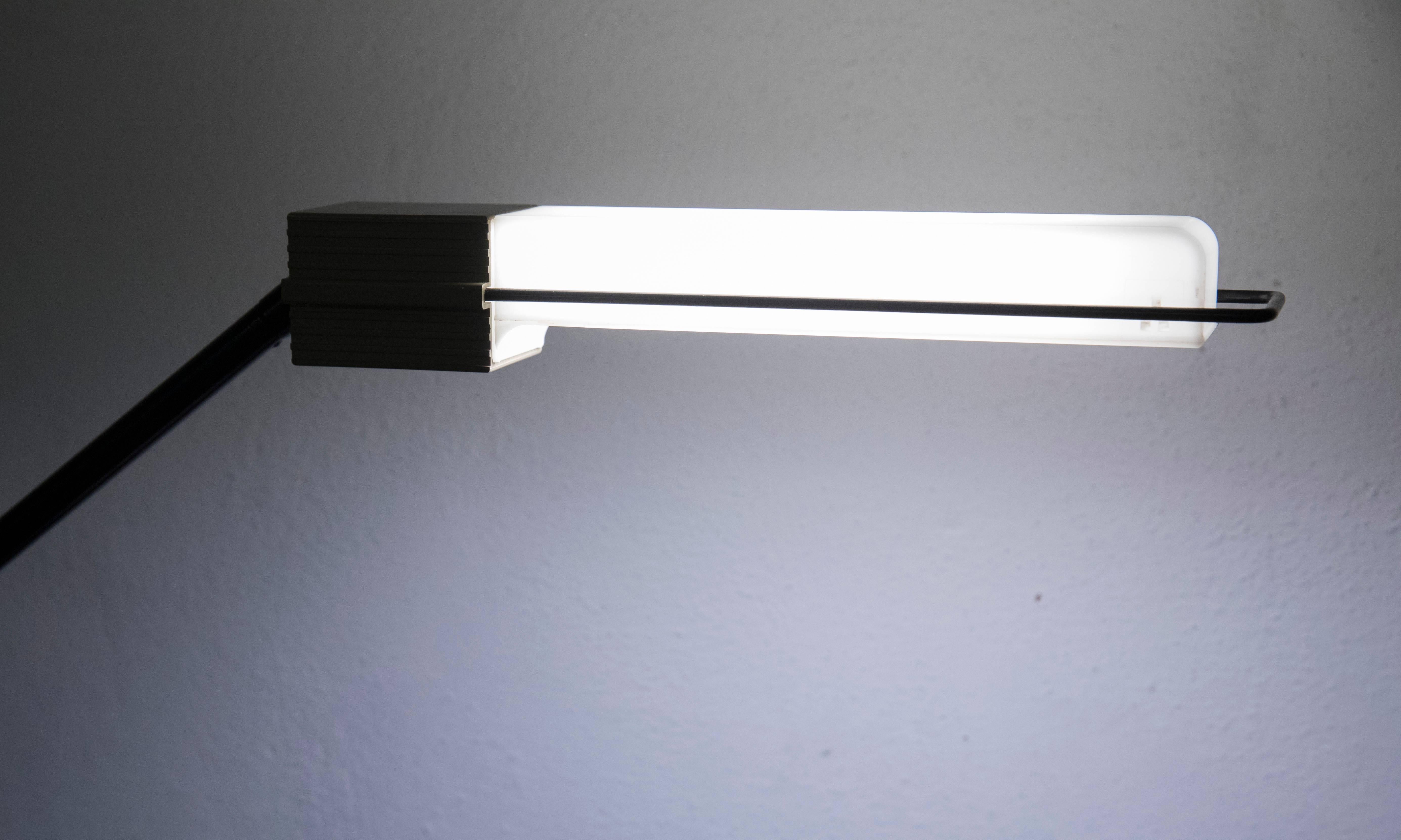 Late 20th Century Artemide 'Alistro' Fluorescent Grey Table Lamp by Ernesto Gismondi, 1983, Italy For Sale