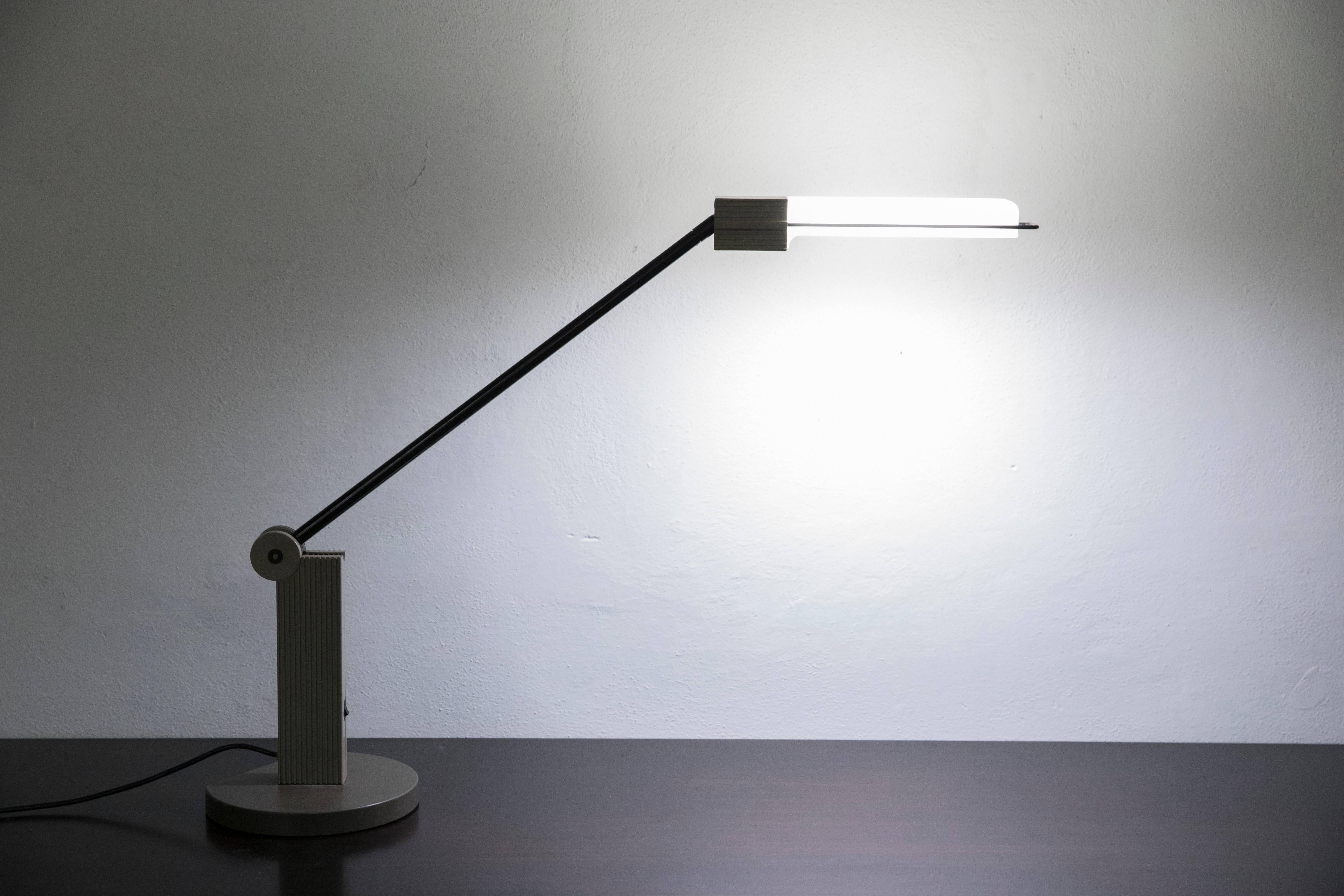 Plastic Artemide 'Alistro' Fluorescent Grey Table Lamp by Ernesto Gismondi, 1983, Italy For Sale