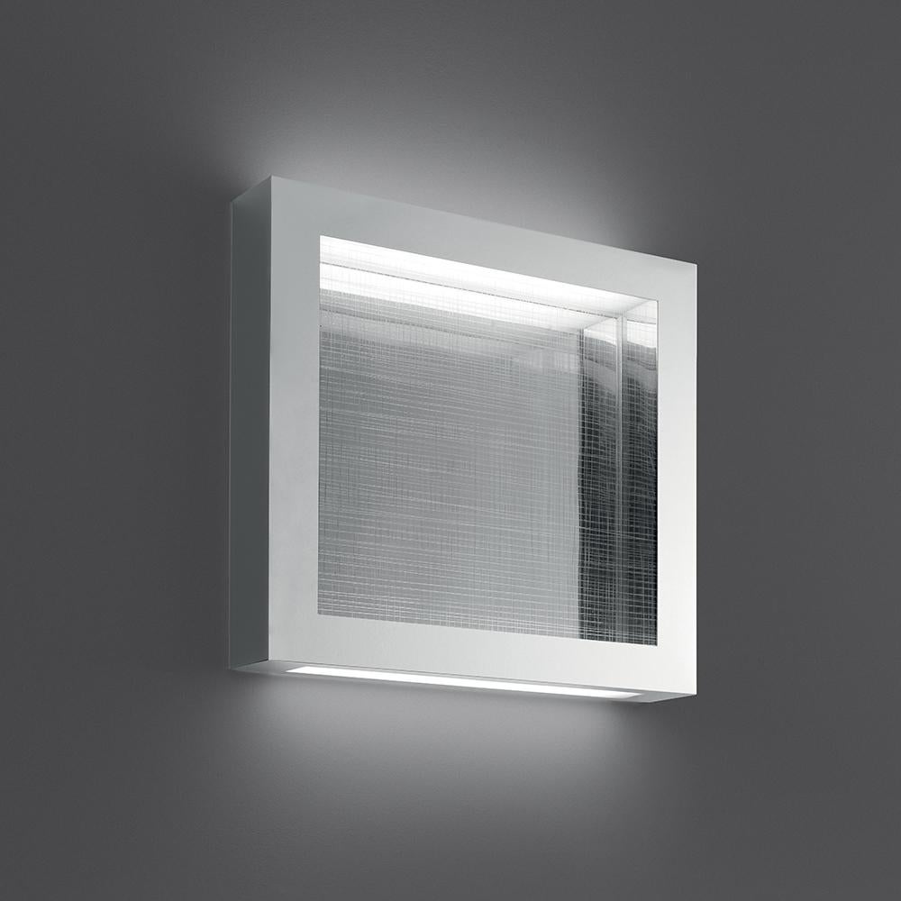A perimeter of mirrored aluminum encloses Dual lateral diffusers of satin finished prism optic and hold an engraved methacrylate lens for diffused light.

Integrated light source. Flush-mount wall, ceiling, suspension. Only available in the United