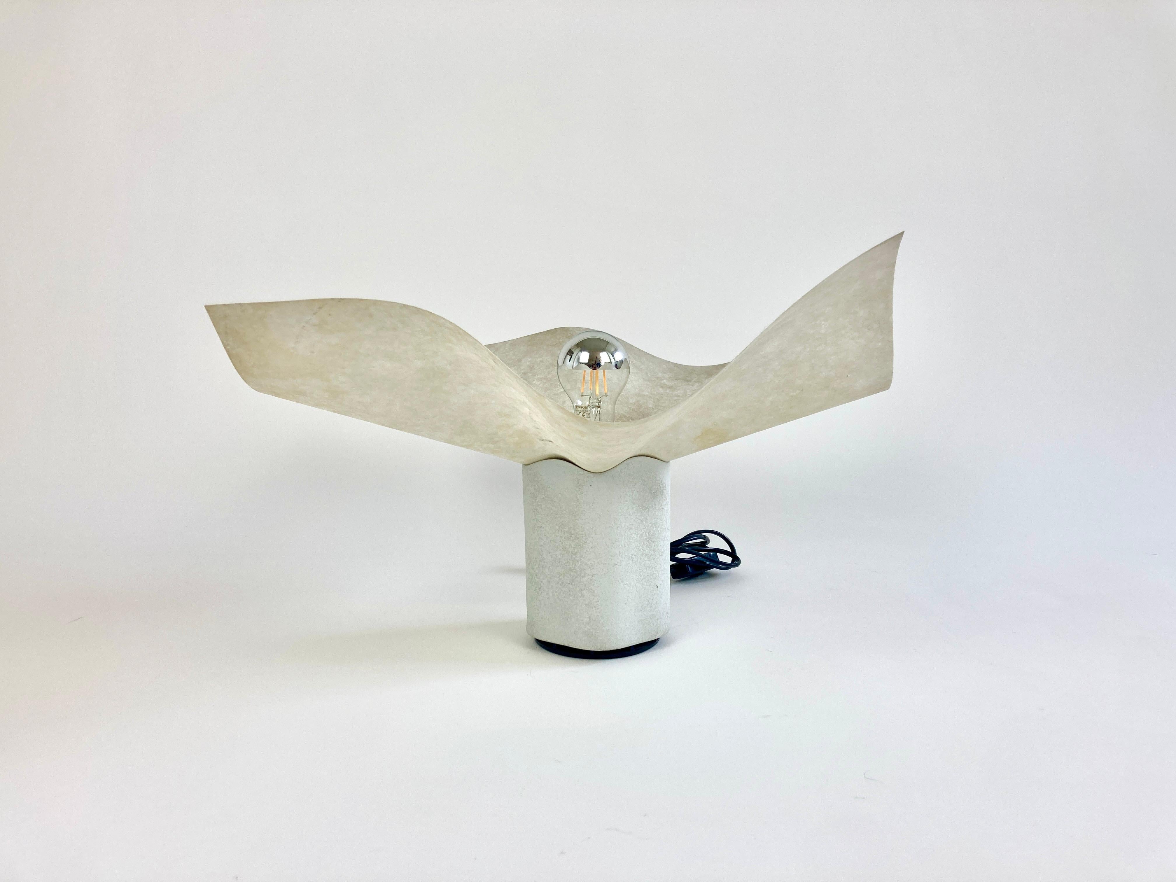  'Area 50 de tavolo' lamp by Mario Bellini for Artemide, Italy, first featured in the Artemide Catalogue 1976.

This is the mid size '20' version.

White porcelain body with a parchment colour synthetic shade. 

Can be used as a table lamp, or