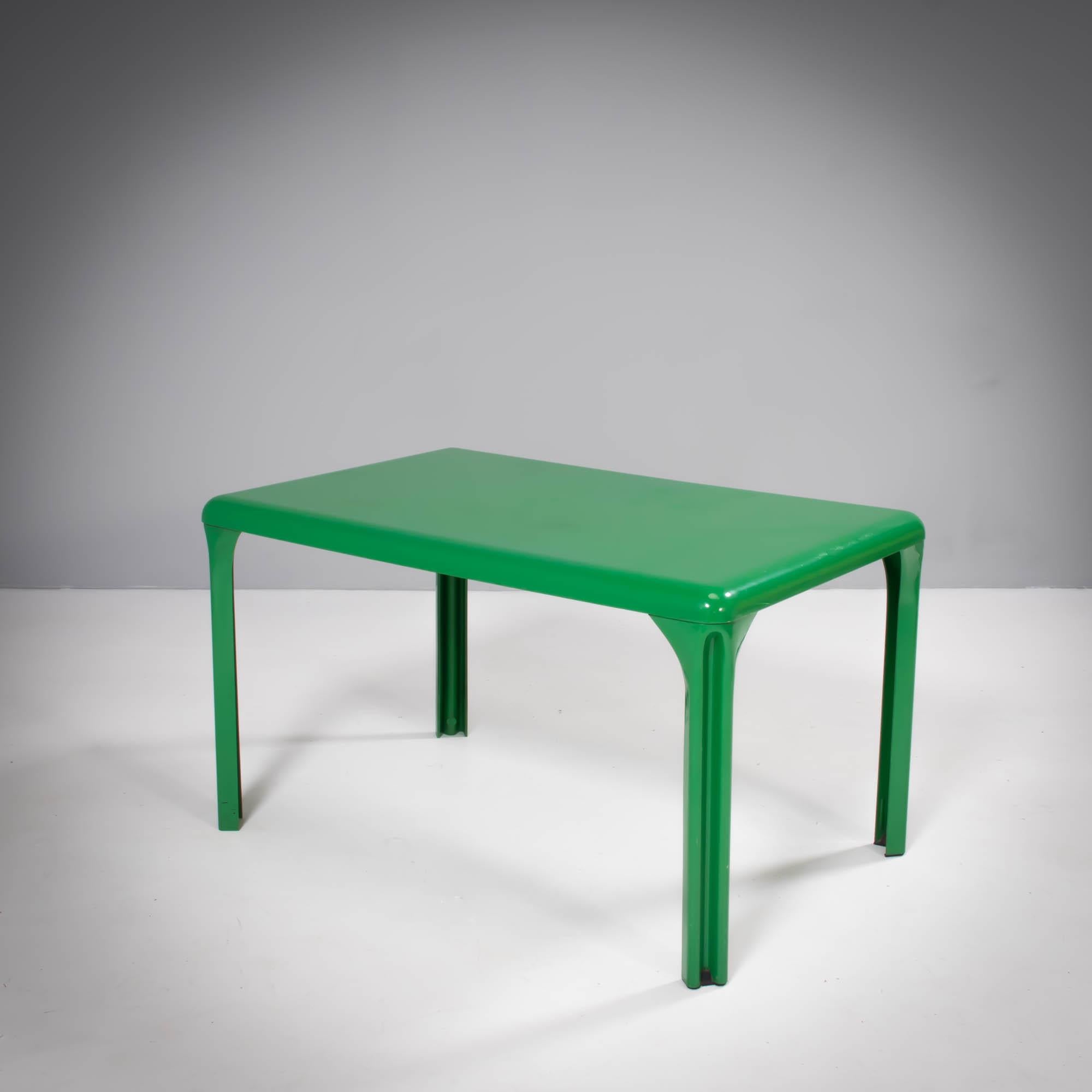 Originally designed by Vico Magistretti in 1970 and manufactured by Artemide, the Stadio table range is a fantastic example of Italian modernist design.

Utilising the single moulding manufacturing process that was becoming popular at the time,